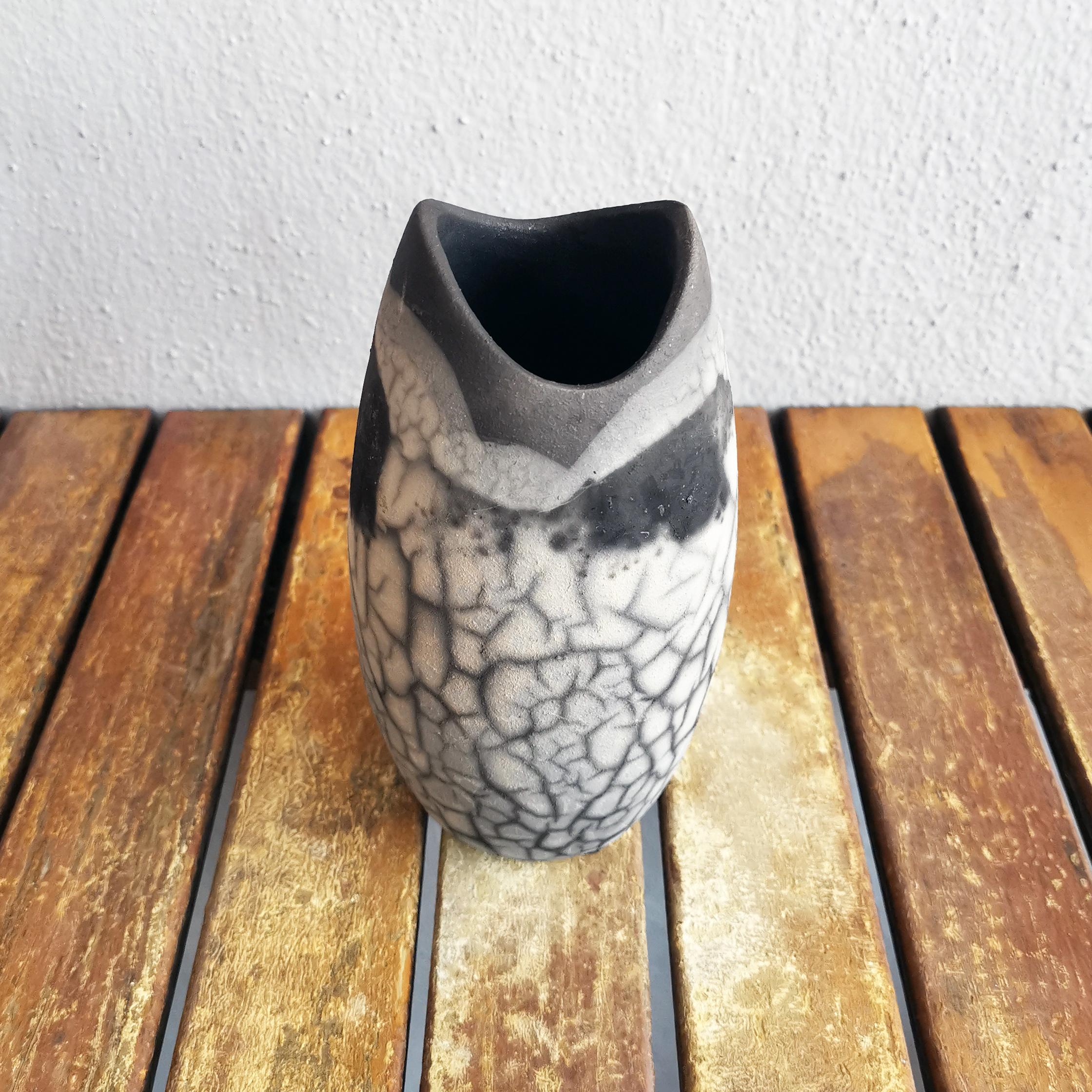 Moderne Vase en poterie Raaquu Koi Raku, raku fumé, décoration intérieure en céramique faite à la main en vente