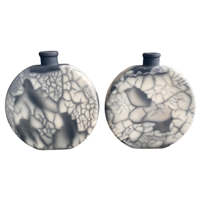 Vase en poterie raku fumé Raaquu Kumo 3 Pack - Décoration intérieure en  céramique faite à la main En vente sur 1stDibs