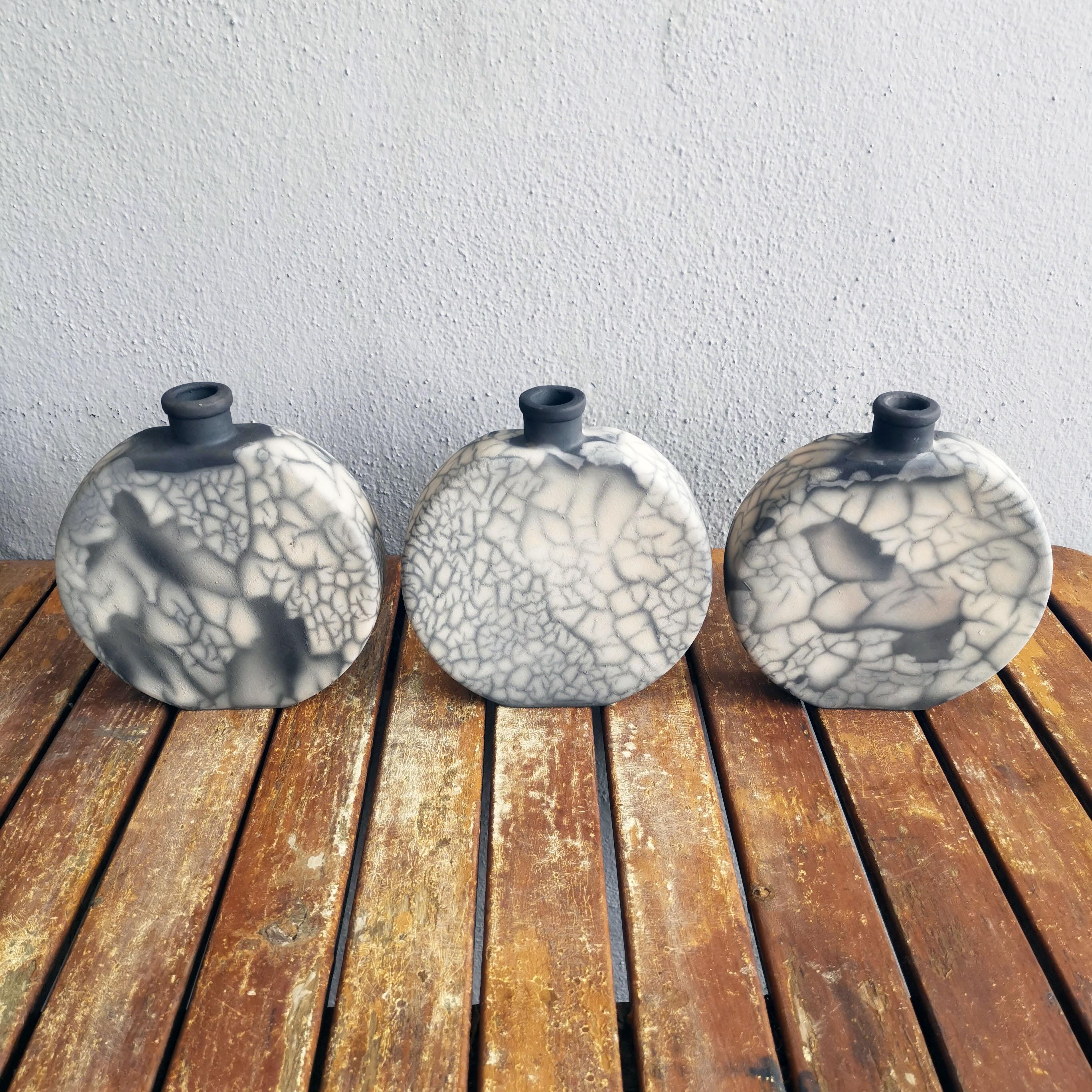 Raaquu Kumo 3 Pack Raku-Keramikvase – Rauch Raku – Handgefertigtes Keramik-Hausdekor (Moderne) im Angebot