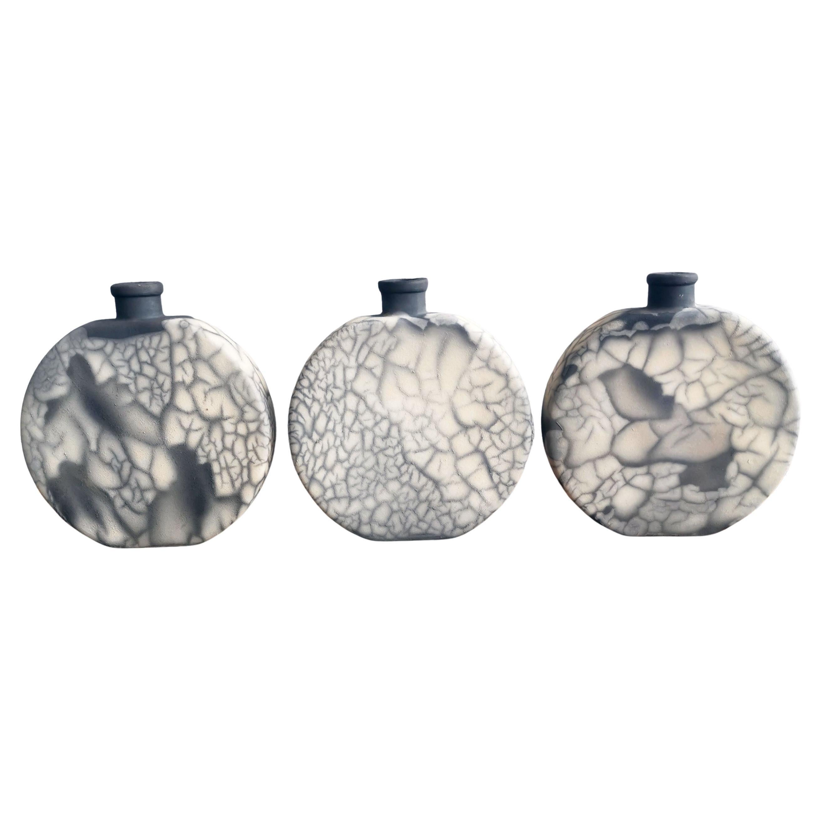 Vase en poterie raku fumé Raaquu Kumo 3 Pack - Décoration intérieure en céramique faite à la main en vente