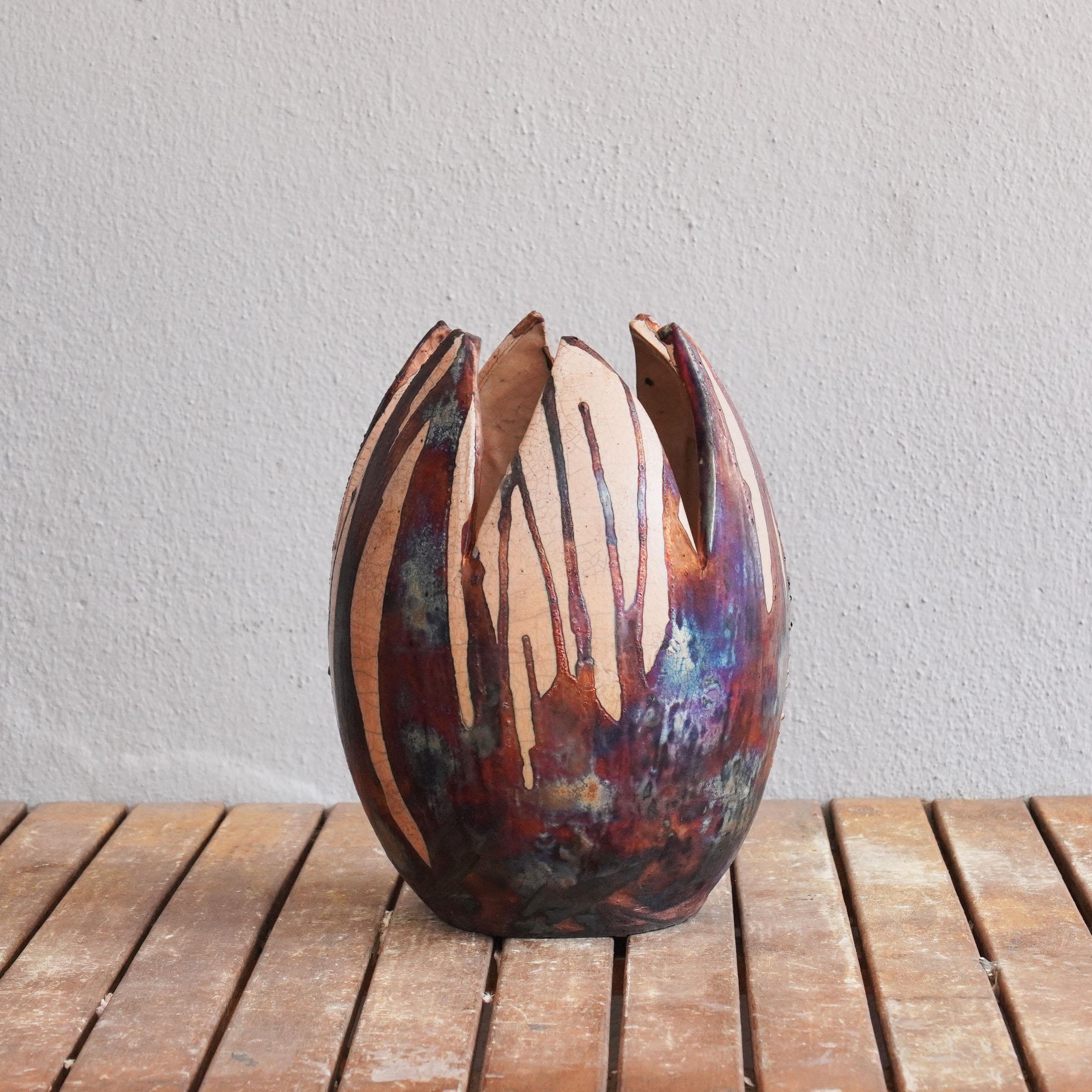 With a shape inspired from the tulip flower, the RAAQUU Flower Vase expresses a wonderful rainbow sheen on a 6 half petal top oval shaped vase. This vase requires precise forming and is my most complicated shape so far.

The final vase will be of