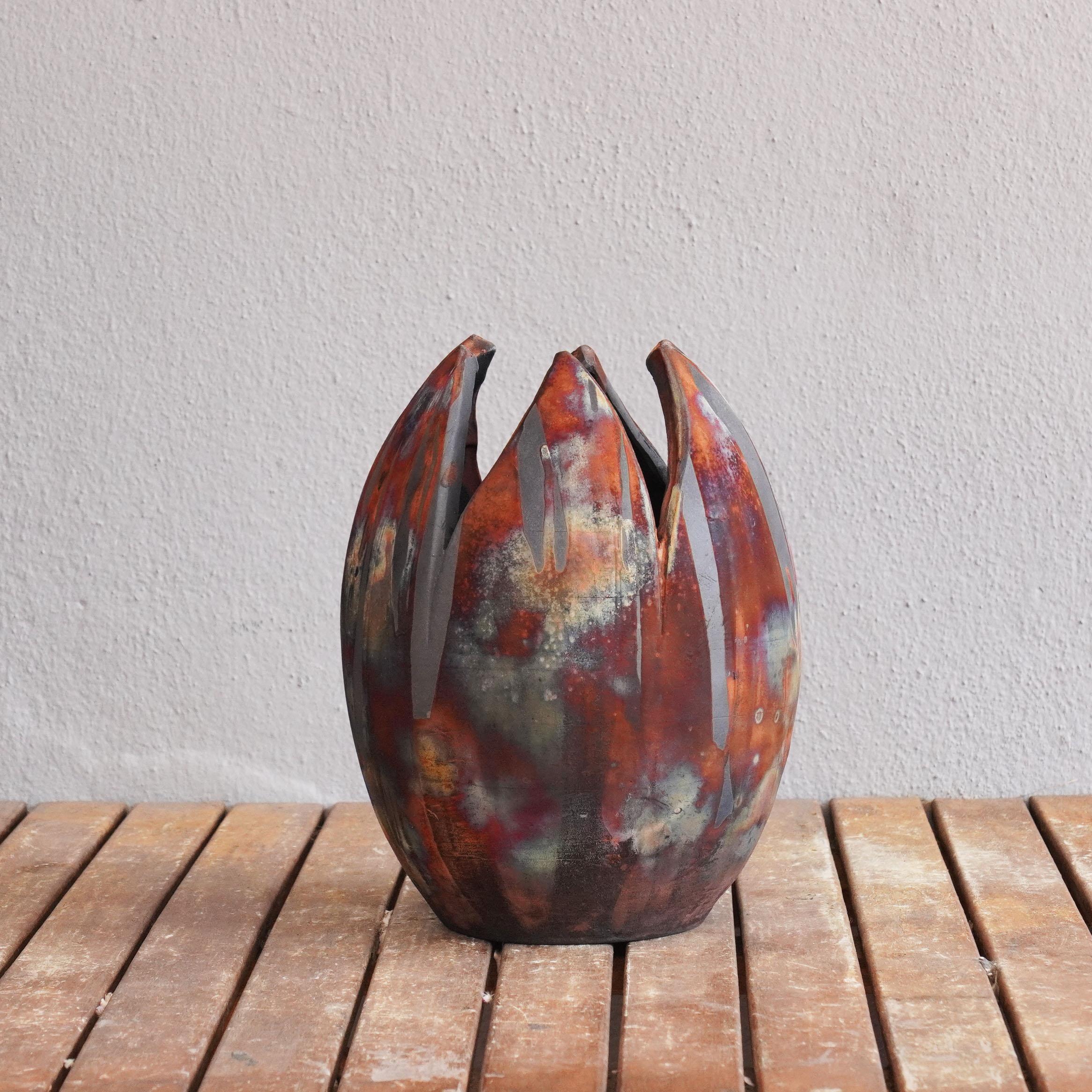 Die Form der RAAQUU Flower Vase ist von der Tulpenblüte inspiriert und verleiht der ovalen Vase mit 6 halben Blütenblättern einen wunderschönen Regenbogenglanz. Diese Vase erfordert eine präzise Formgebung und ist meine bisher komplizierteste