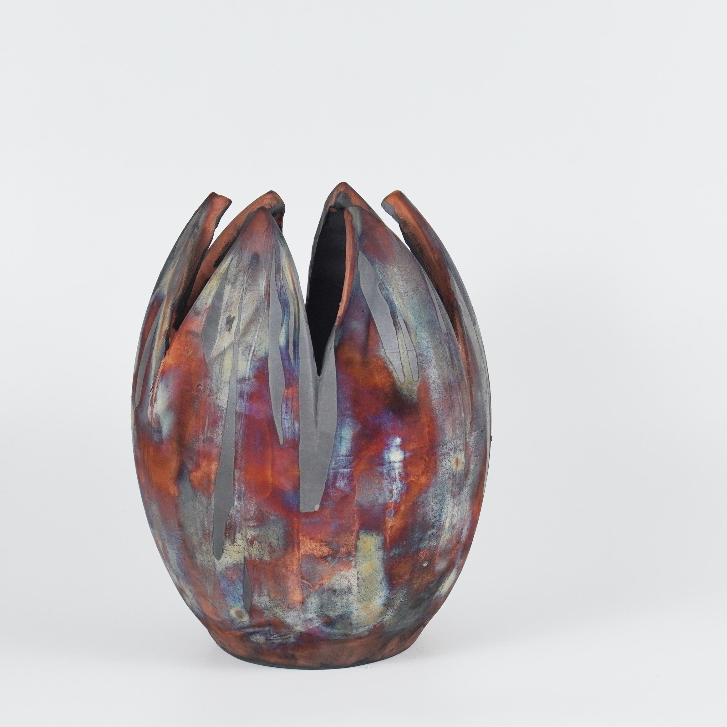 Die Form der RAAQUU Flower Vase ist von der Tulpenblüte inspiriert und verleiht der ovalen Vase mit 6 halben Blütenblättern einen wunderbaren Regenbogenschimmer. Diese Vase erfordert eine präzise Formgebung und ist meine bisher komplizierteste