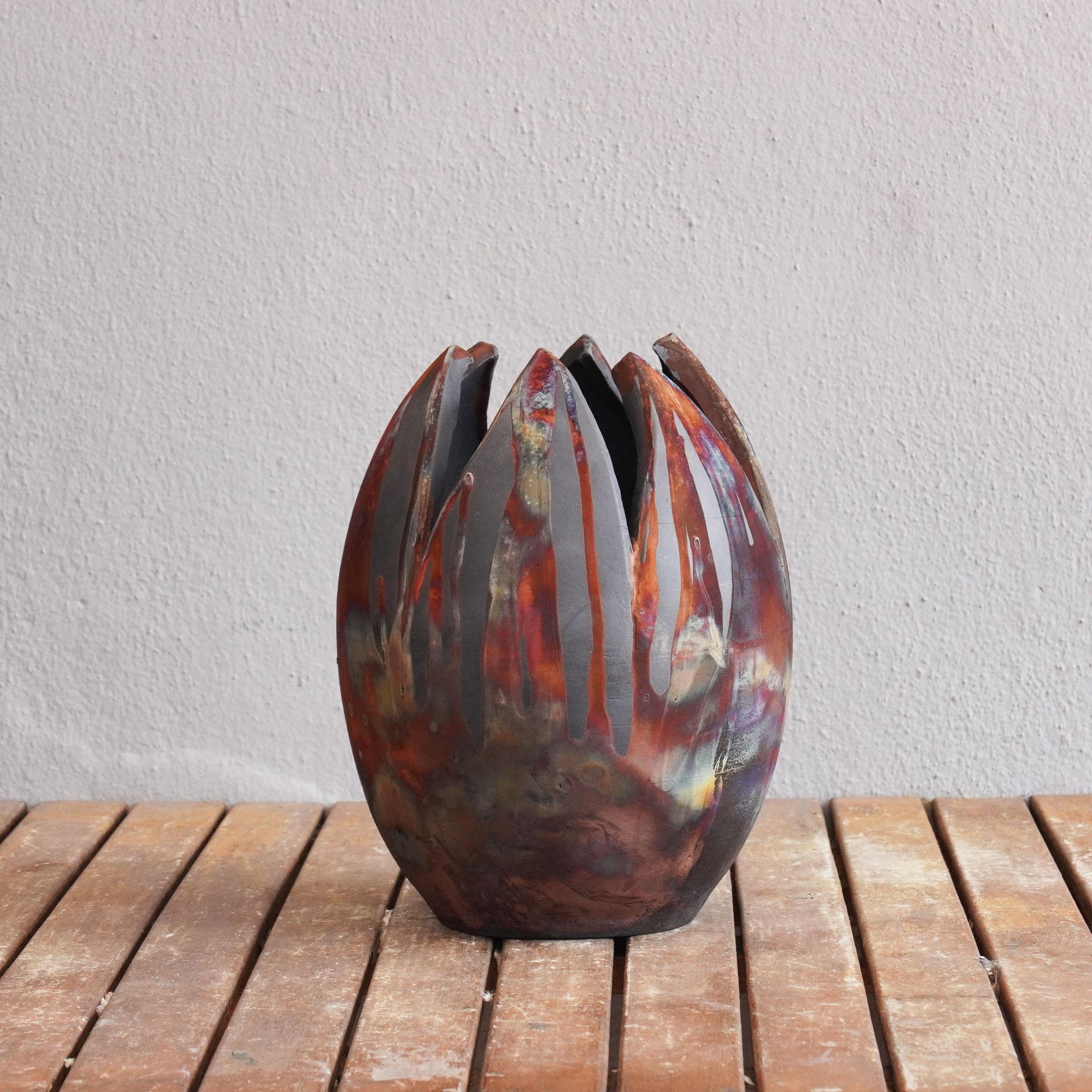 Raaquu Raku Gebrannte große Blumenvase S/N0000155 Tafelaufsatz Kunstserie, Malaysia (Moderne)