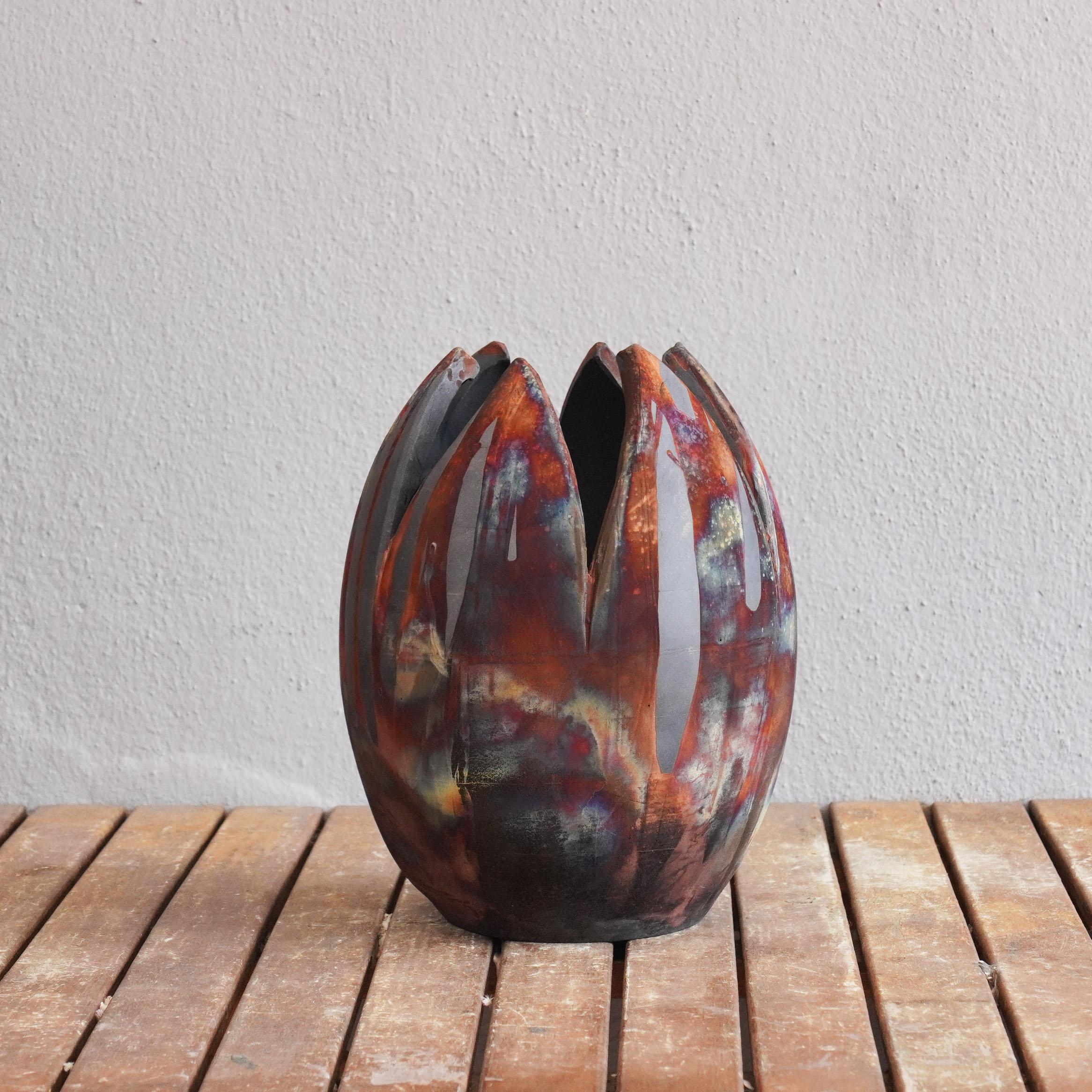 Raaquu Raku Gebrannte große Blumenvase S/N0000155 Tafelaufsatz Kunstserie, Malaysia (Malaysisch)