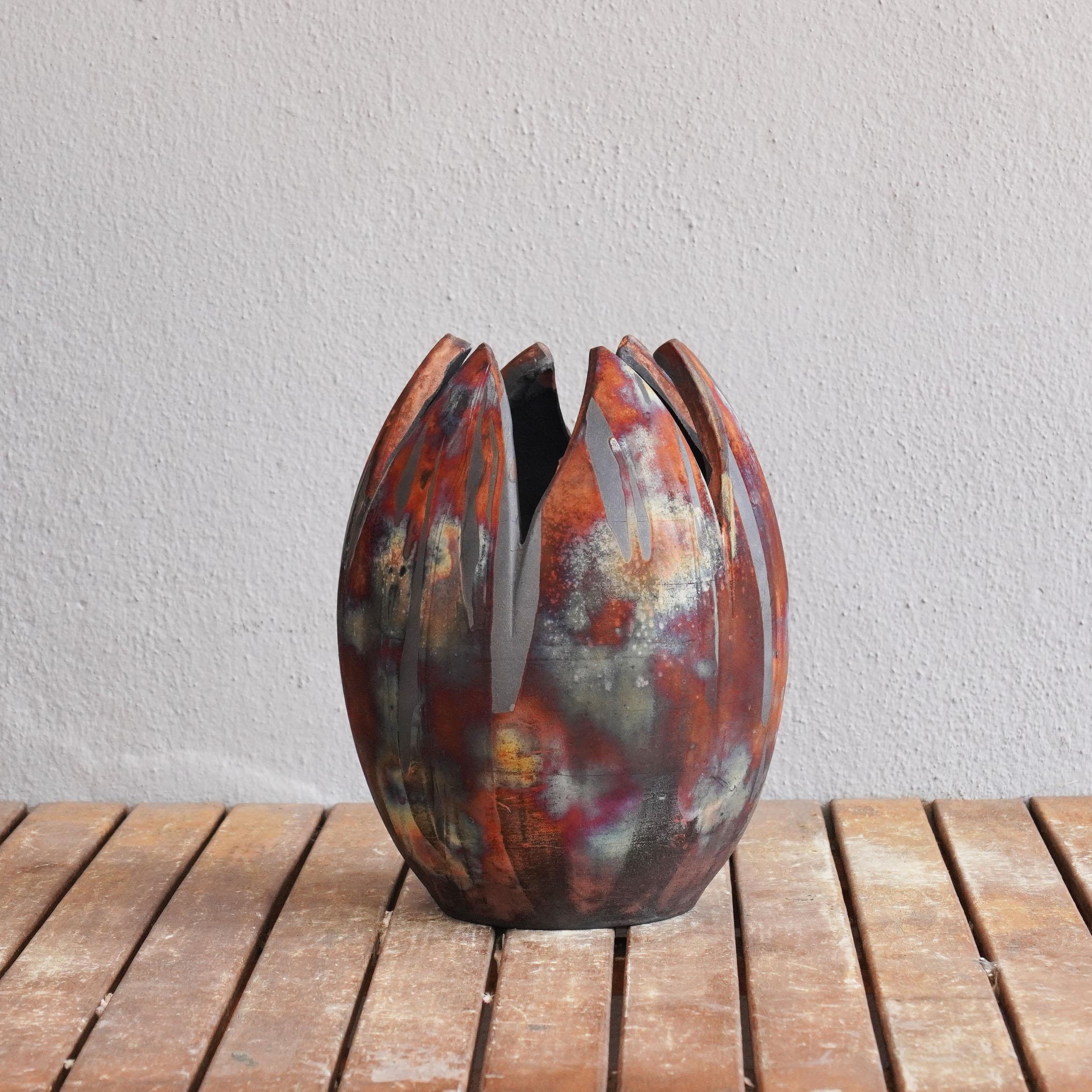 Raaquu Raku Gebrannte große Blumenvase S/N0000155 Tafelaufsatz Kunstserie, Malaysia (21. Jahrhundert und zeitgenössisch)
