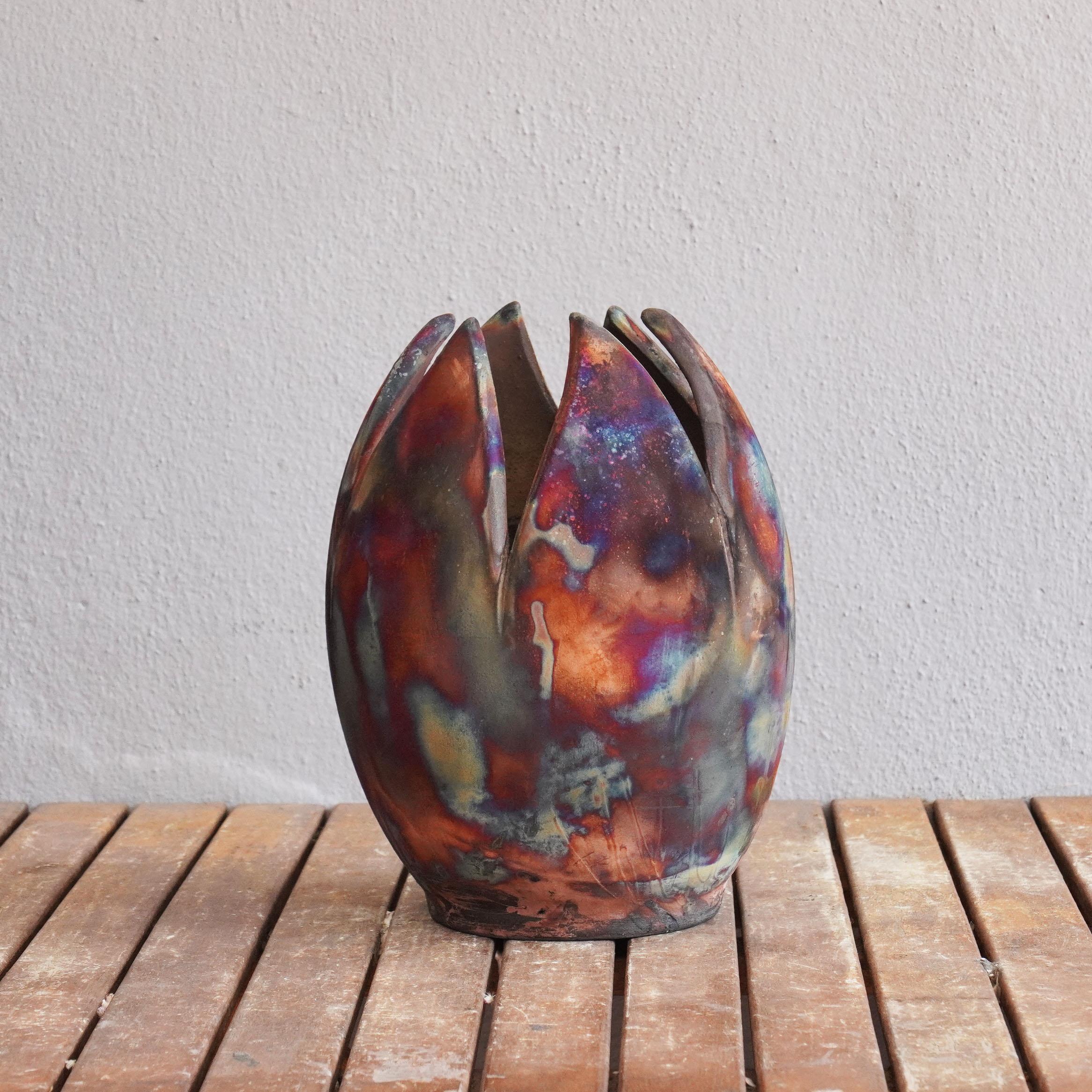 With a shape inspired from the tulip flower, the RAAQUU flower vase expresses a wonderful rainbow sheen on a 6 half petal top oval shaped vase. This vase requires precise forming and is my most complicated shape so far.

The final vase will be of