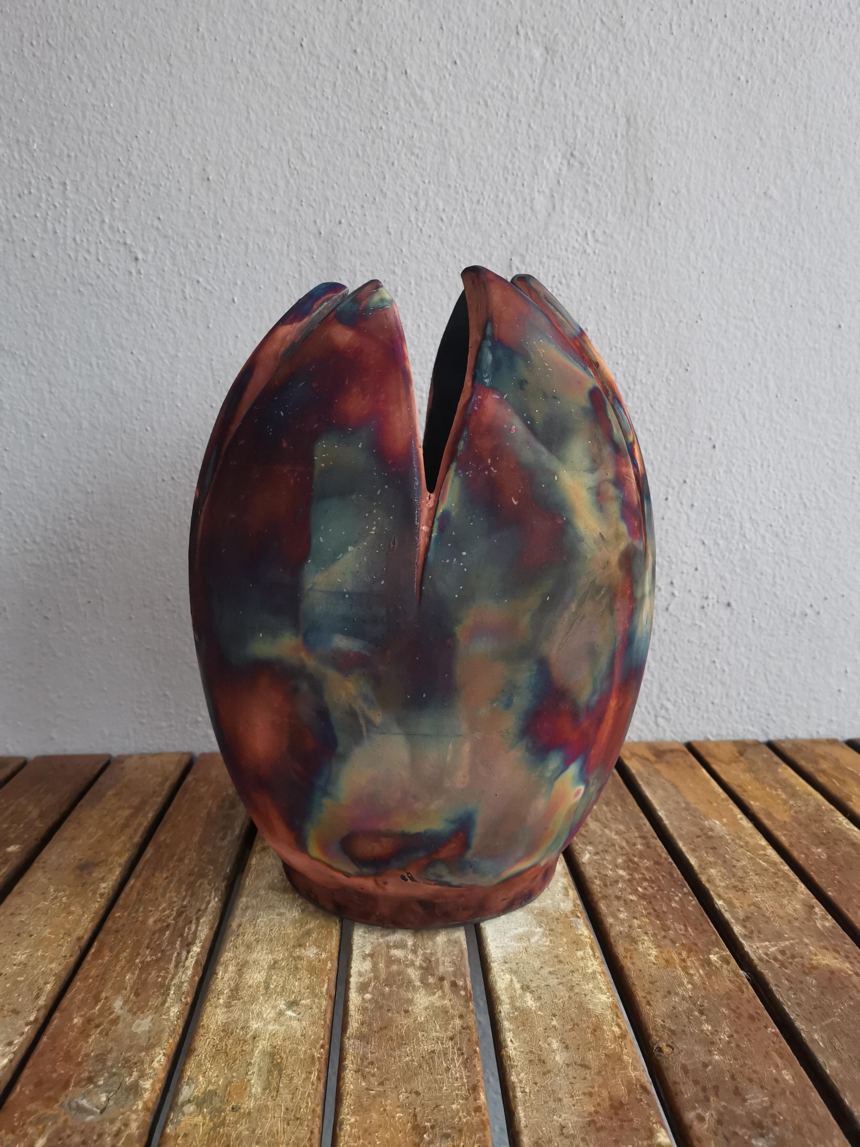 With a shape inspired from the tulip flower, the RAAQUU Flower Vase expresses a wonderful rainbow sheen on a 6 half petal top oval shaped vase. This vase requires precise forming and is my most complicated shape so far. 
 
The final vase will be