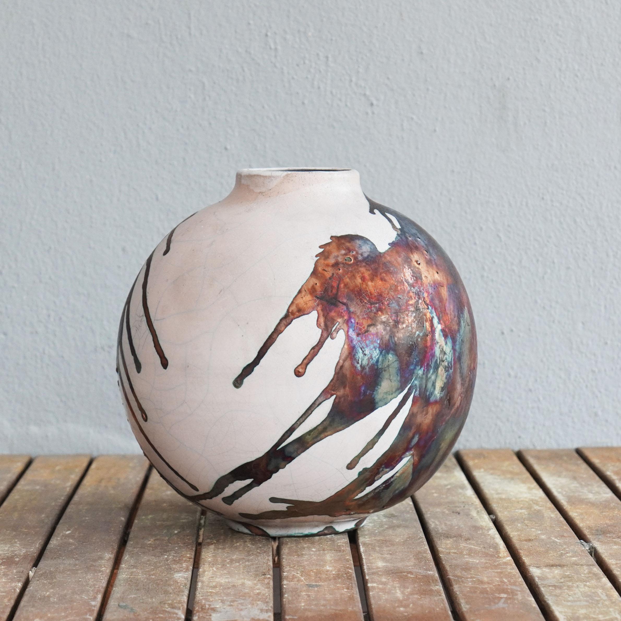 Moderne Raaquu Raku grand vase globe cuit au four S/N0000468 Série de pièces d'art de centre de table, Malaisie en vente