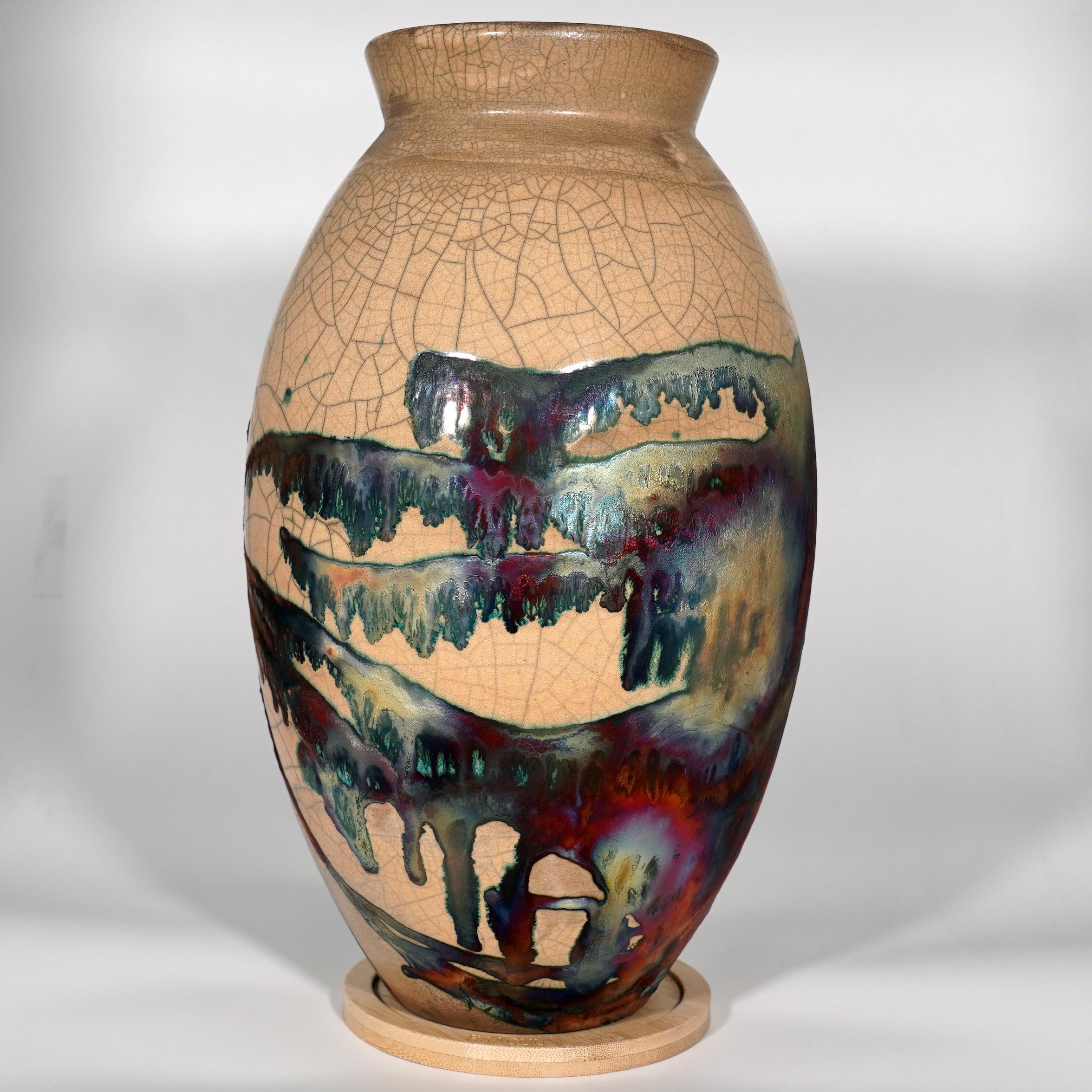 Uno spettacolo ipnotico da ammirare non appena le patine arcobaleno catturano la tua attenzione. Il Vaso Ovale è un vaso alto a forma di goccia, ideale per aggiungere un tocco di eleganza e di curiosità a uno spazio interno. Realizzato con la