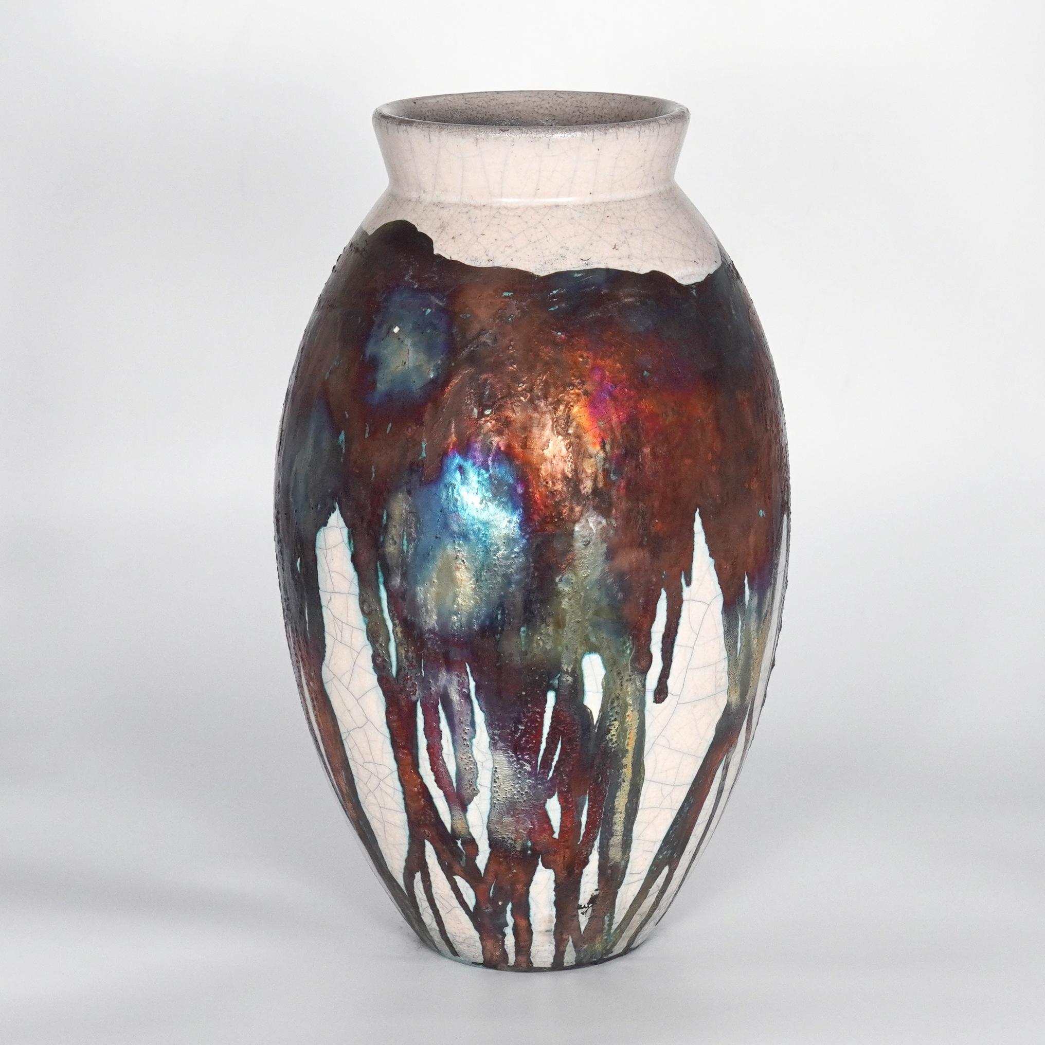 Uno spettacolo ipnotico da ammirare non appena le patine arcobaleno catturano la tua attenzione. Il Vaso Ovale è un vaso alto a forma di goccia, ideale per aggiungere un tocco di eleganza e di curiosità a uno spazio interno. Realizzato con la