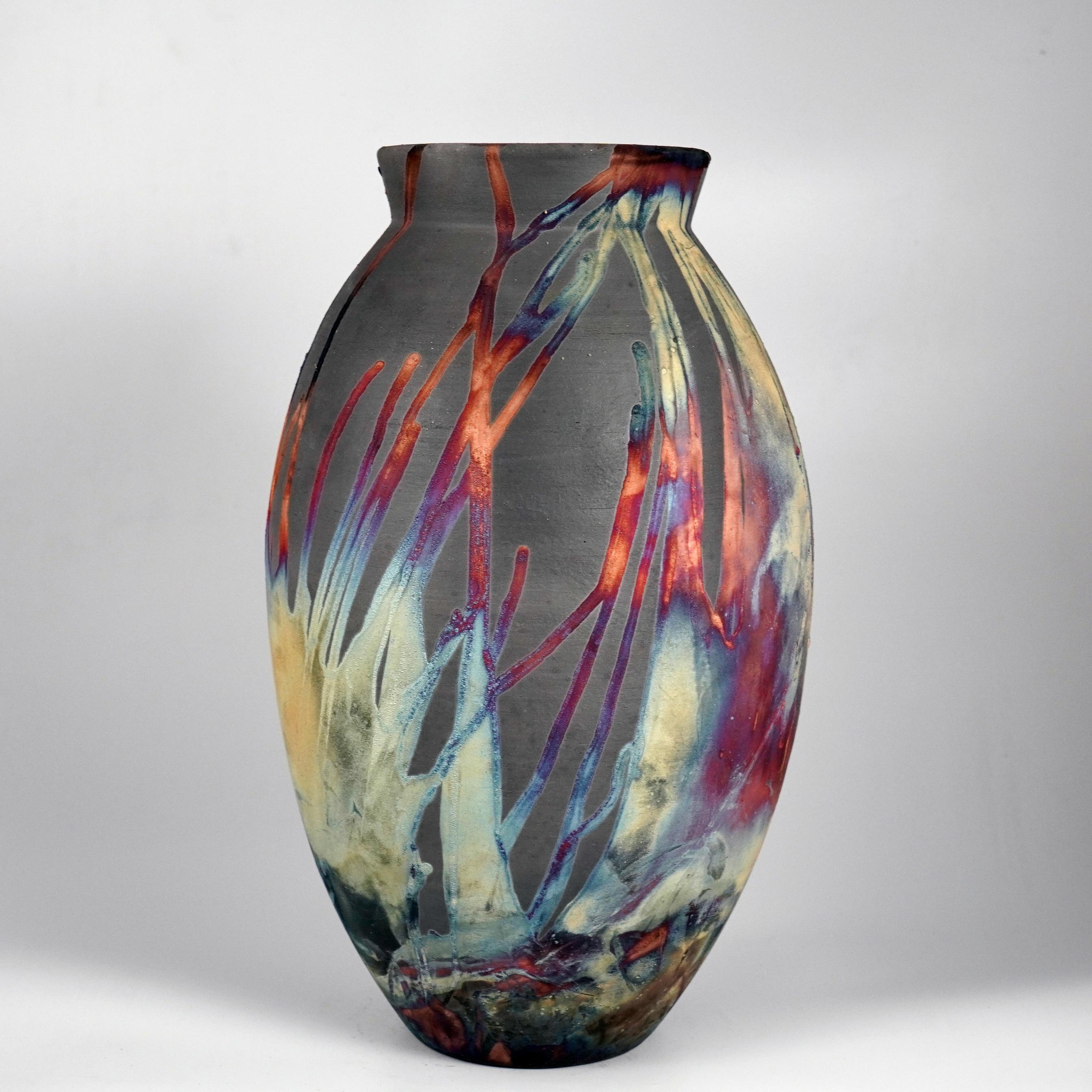 Uno spettacolo ipnotico da ammirare non appena le patine arcobaleno catturano la tua attenzione. Il vaso ovale è un vaso alto, a forma di goccia, ideale per aggiungere un tocco di eleganza e di curiosità a un ambiente interno. Realizzato con la