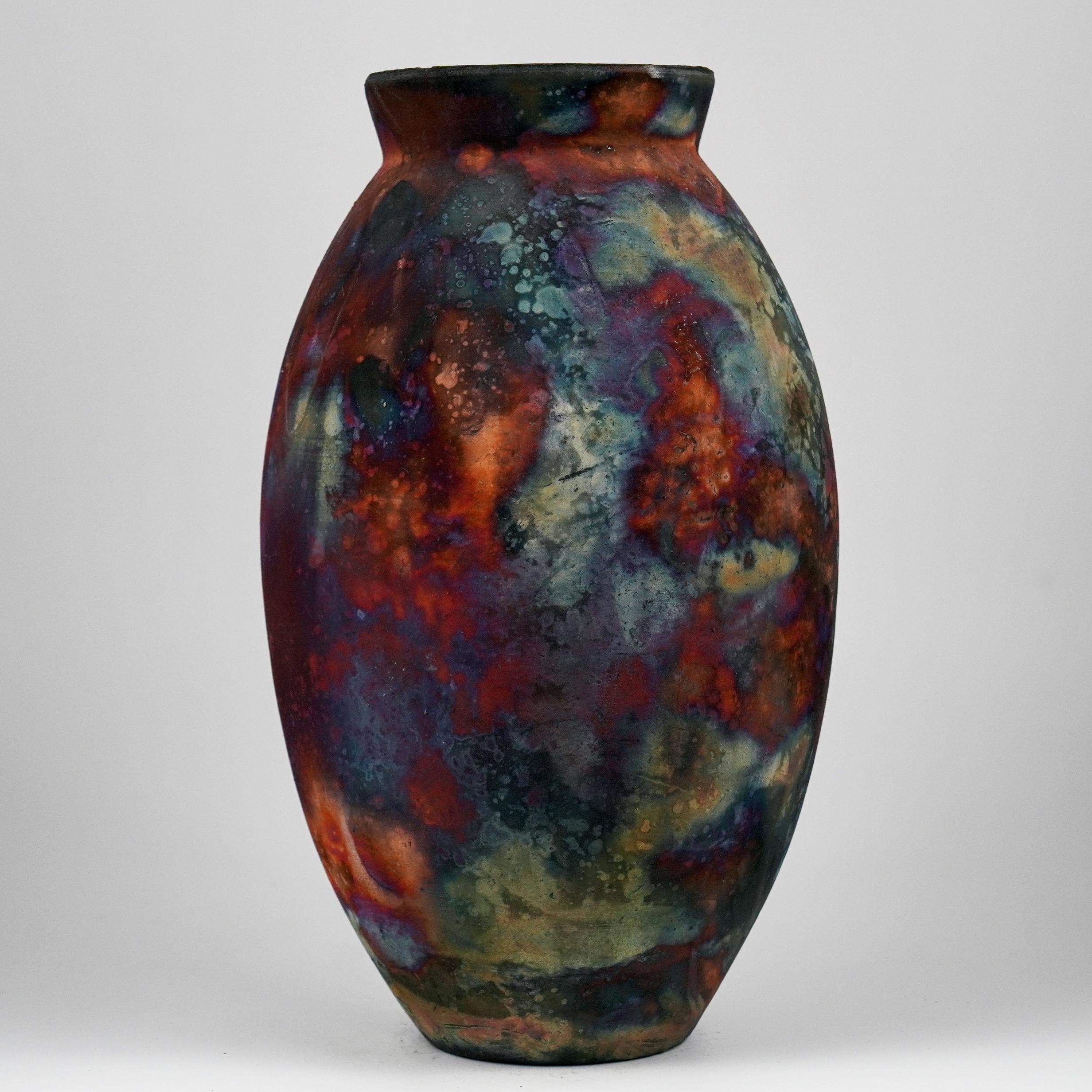 Uno spettacolo ipnotico da ammirare non appena le patine arcobaleno catturano la tua attenzione. Il Vaso Ovale è un vaso alto a forma di goccia, ideale per aggiungere un tocco di eleganza e di curiosità a uno spazio interno. Realizzato con la