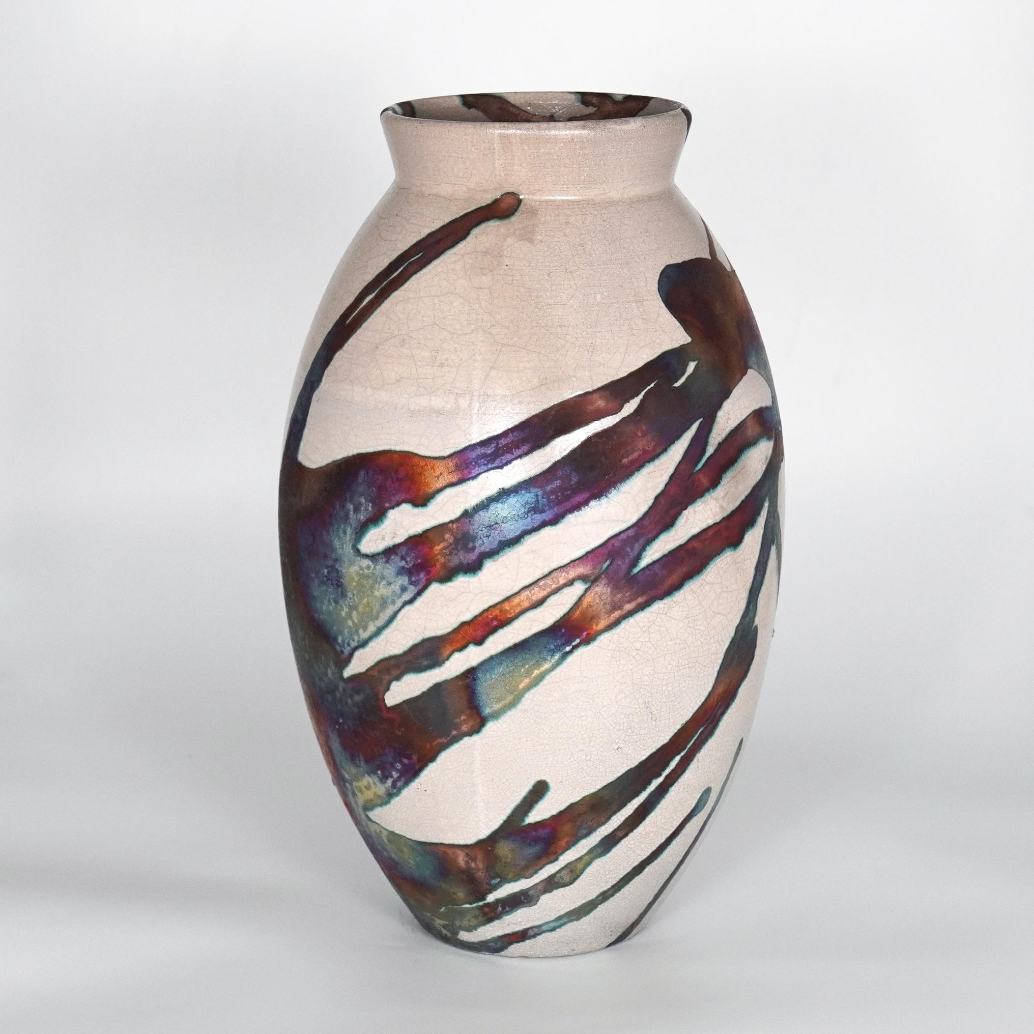Uno spettacolo ipnotico da ammirare non appena le patine arcobaleno catturano la tua attenzione. Il Vaso Ovale è un vaso alto a forma di goccia, ideale per aggiungere un tocco di eleganza e di curiosità a uno spazio interno. Realizzato con la