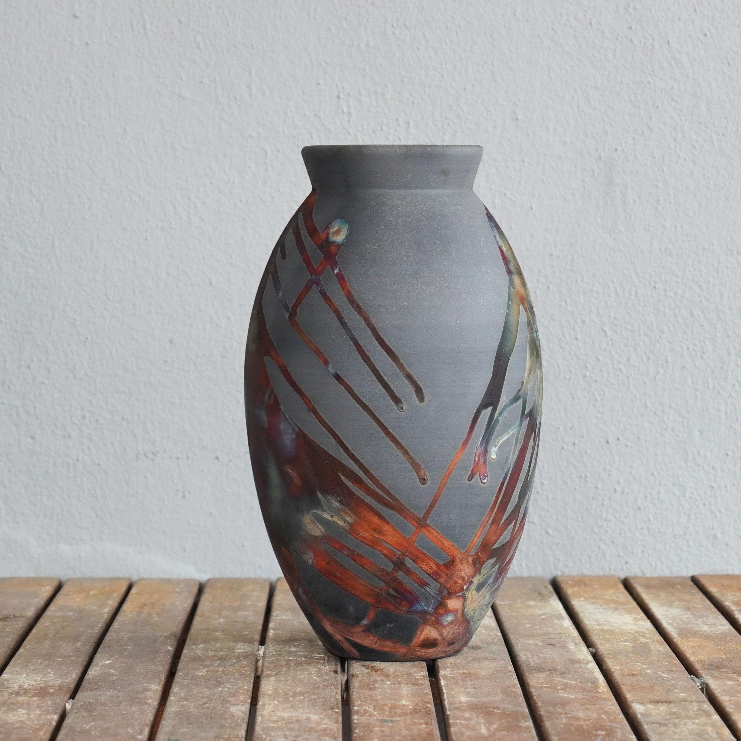 Gran jarrón ovalado de raakú cocido S/N0000442 Serie de arte de centro de mesa, Malasia Al fuego en venta