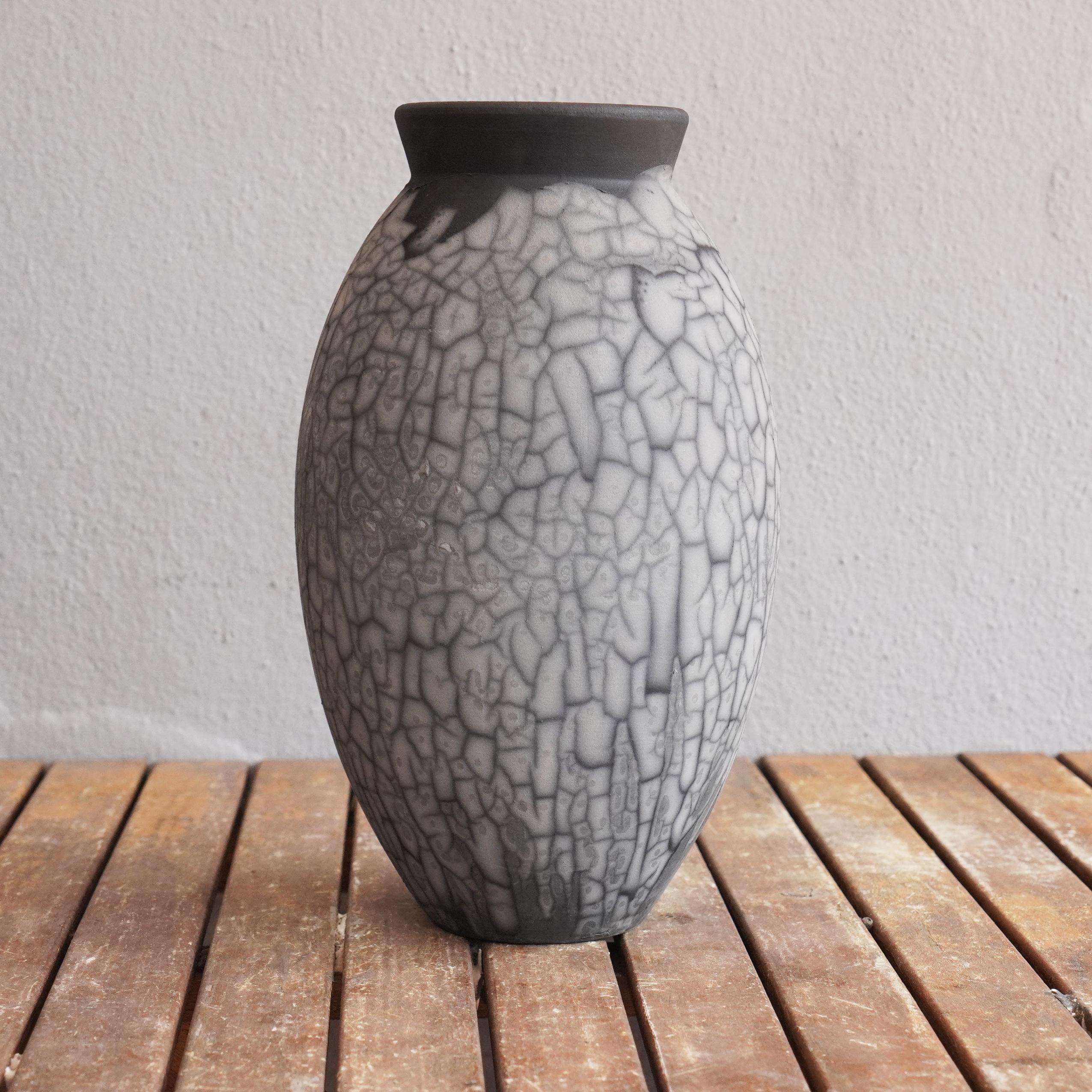 El Jarrón ovalado es un diseño alto, en forma de lágrima, ideal para añadir un toque de elegancia e intriga a un espacio interior. Fabricado con la técnica Raku, se convierte fácilmente en un gran tema de conversación.

El rakú ahumado se conoce más
