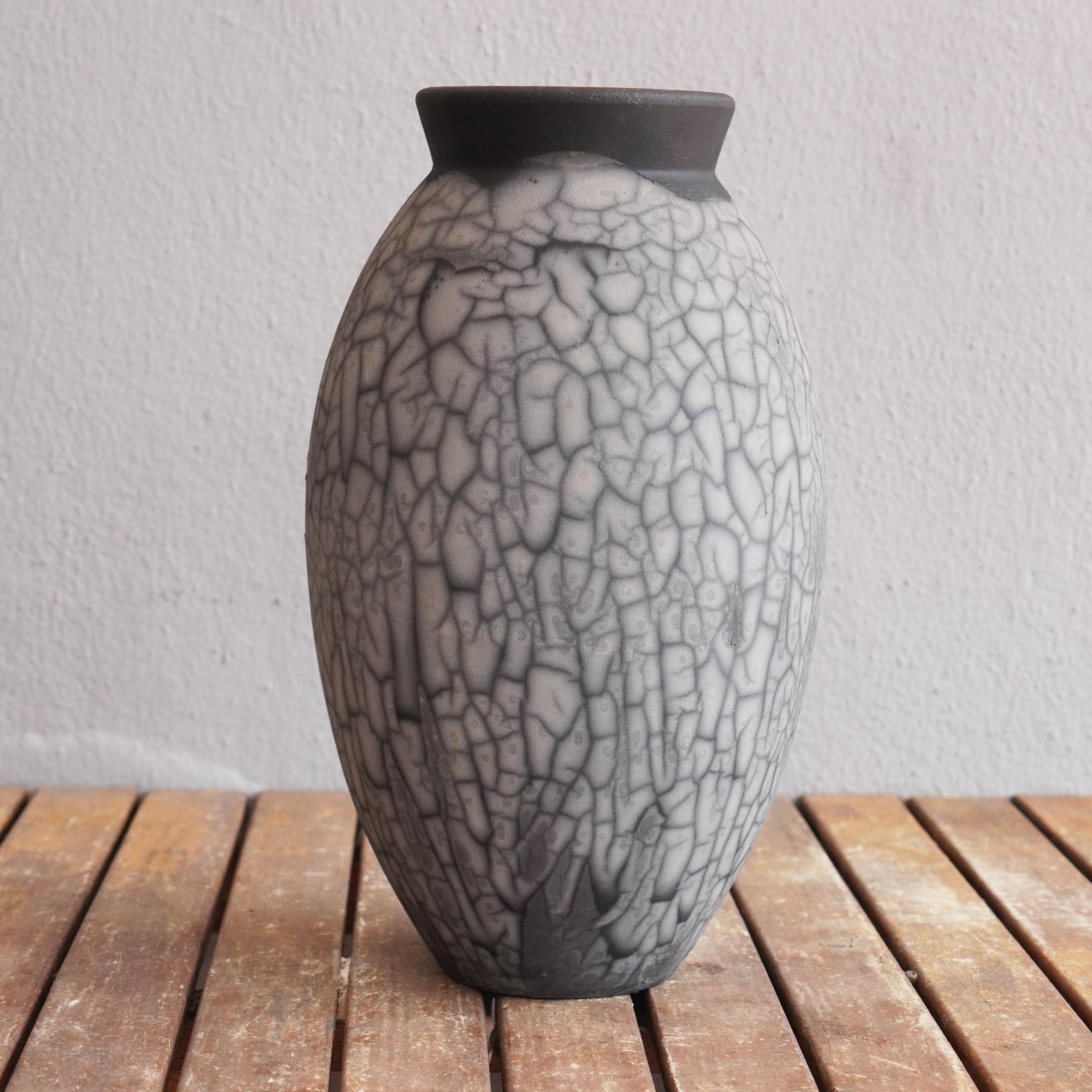 Gran jarrón ovalado de raakú cocido S/N0000497 Serie de arte de centro de mesa, Malasia Moderno en venta