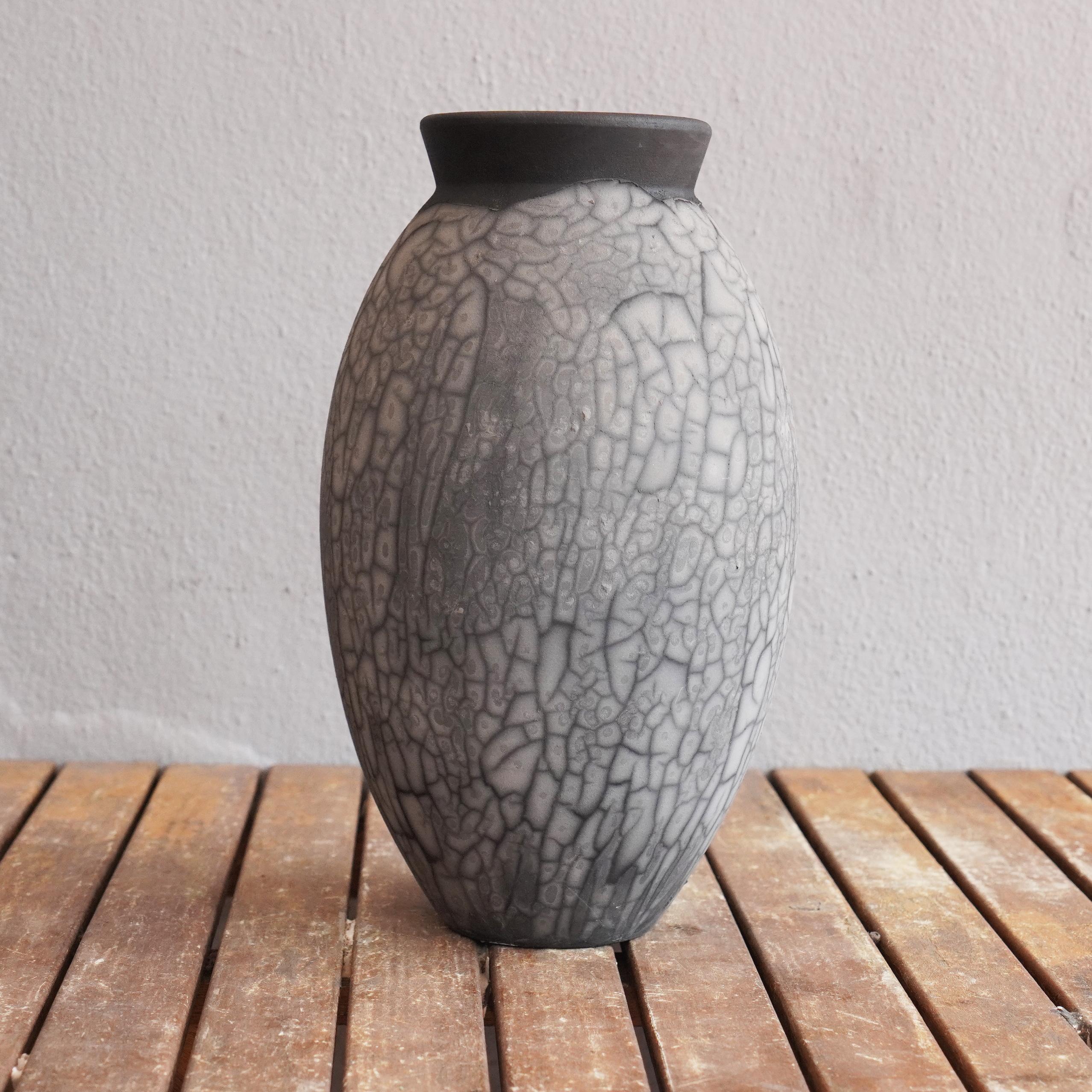 Gran jarrón ovalado de raakú cocido S/N0000497 Serie de arte de centro de mesa, Malasia Al fuego en venta