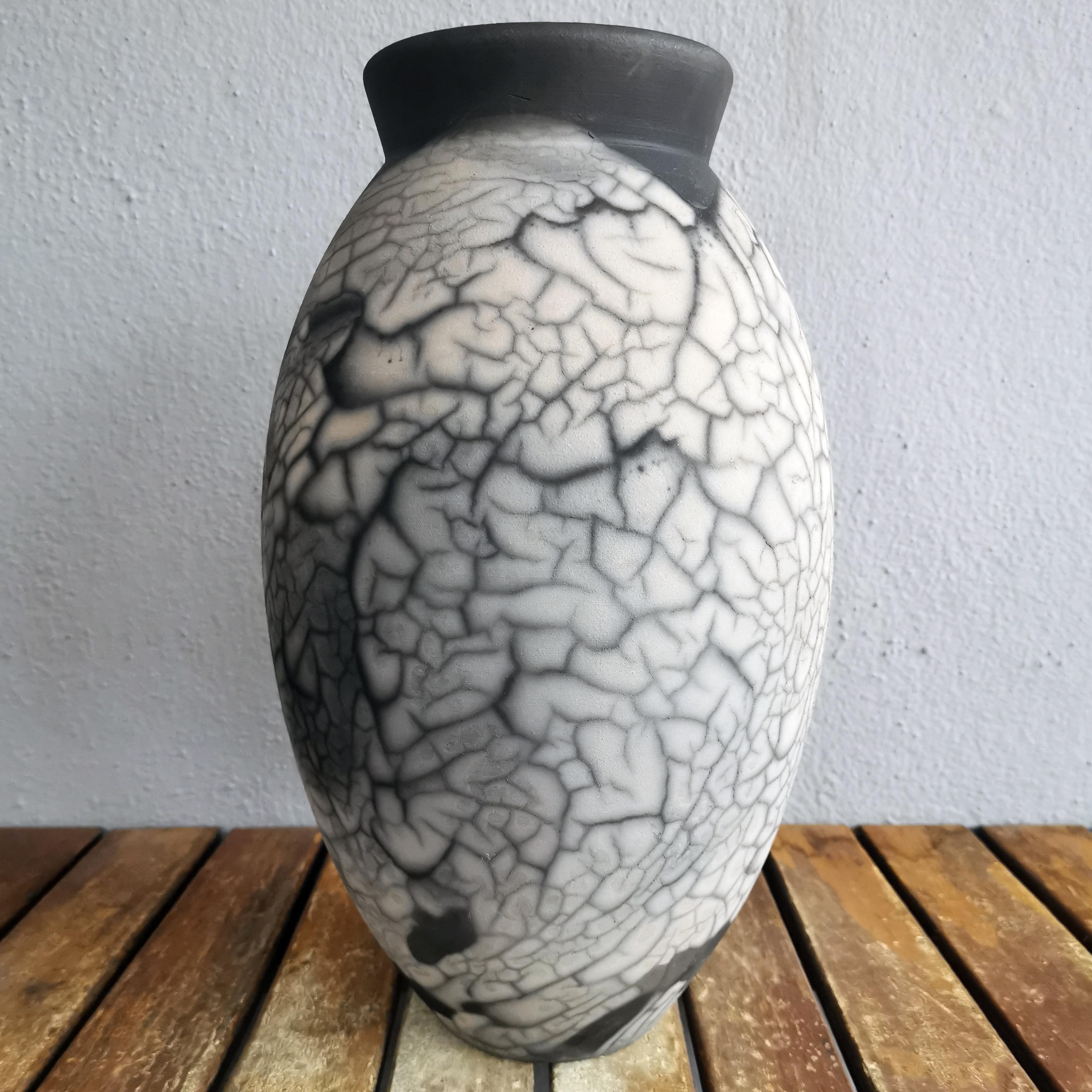 Gran jarrón ovalado de raakú cocido S/N0000600 Serie de arte de centro de mesa, Malasia Moderno en venta