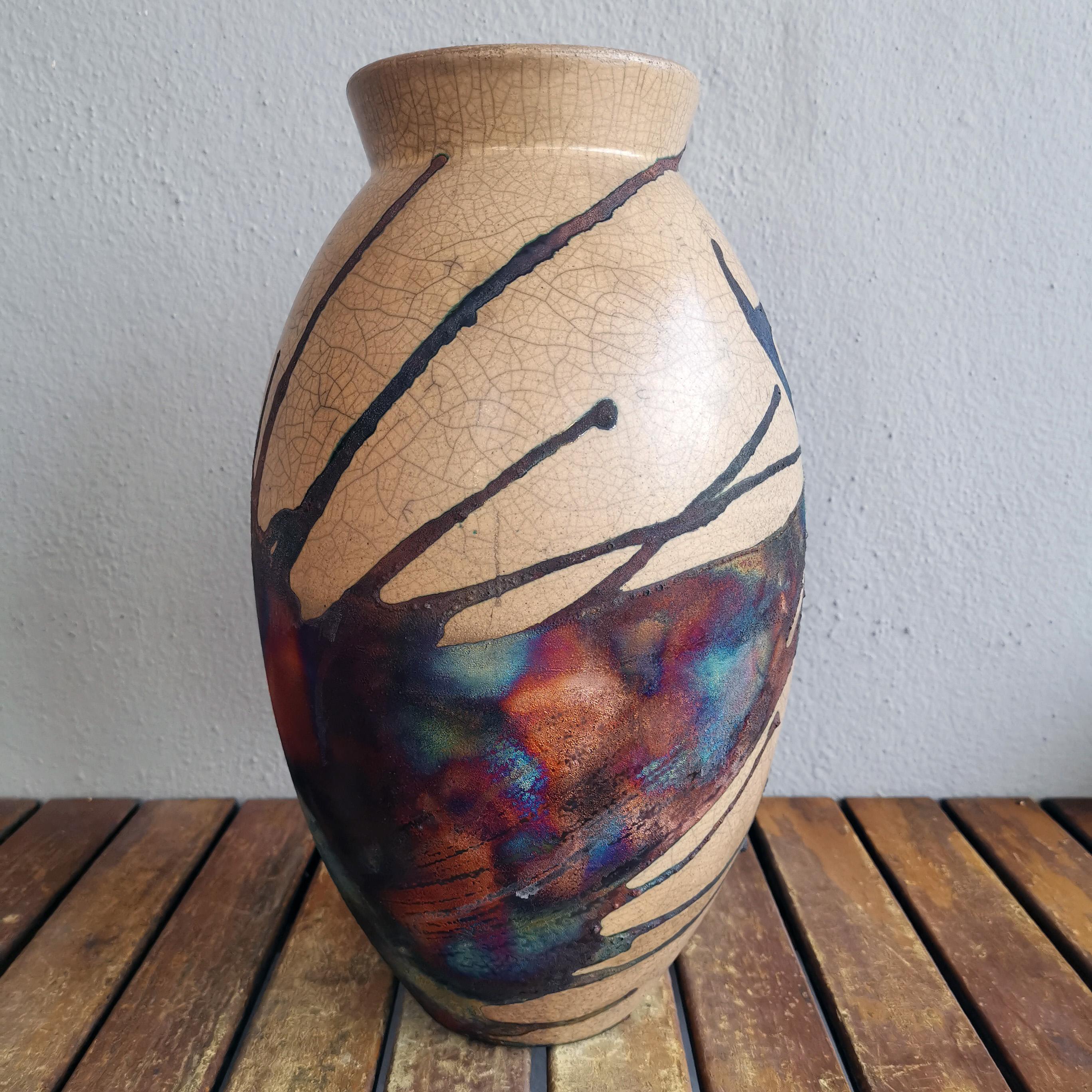 Uno spettacolo ipnotico da ammirare non appena le patine arcobaleno catturano la tua attenzione. Il Vaso Ovale è un vaso alto a forma di goccia, ideale per aggiungere un tocco di eleganza e di curiosità a uno spazio interno. Realizzato con la