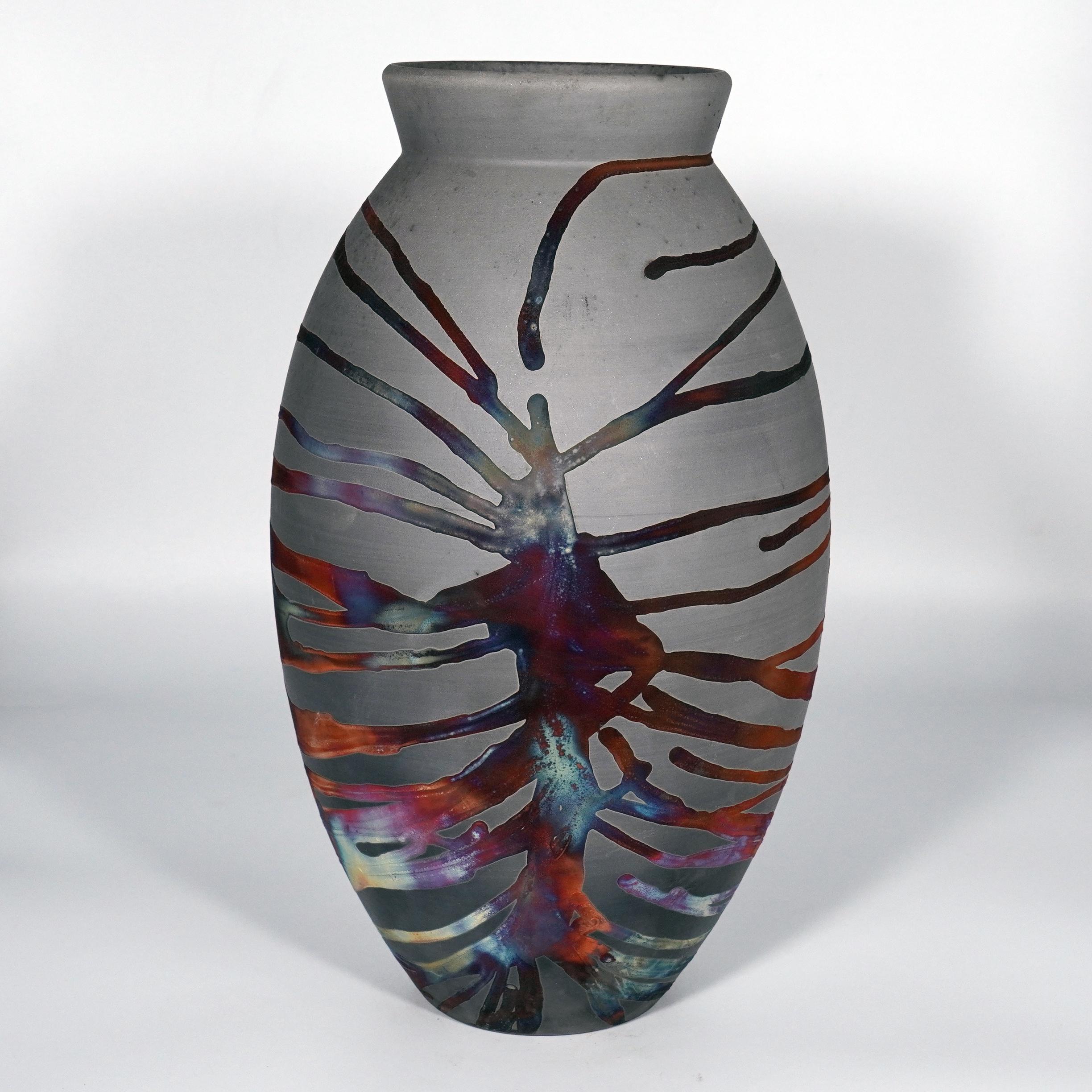 Uno spettacolo ipnotico da ammirare non appena le patine arcobaleno catturano la tua attenzione. Il vaso ovale è un vaso alto, a forma di goccia, ideale per aggiungere un tocco di eleganza e di curiosità a un ambiente interno. Realizzato con la