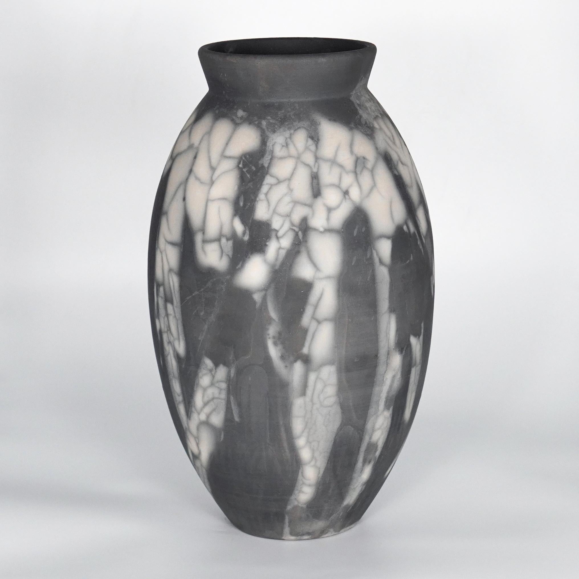Il Vaso Ovale è un vaso alto a forma di goccia, ideale per aggiungere un tocco di eleganza e di curiosità a uno spazio interno. Realizzato con la tecnica Raku, diventa facilmente un ottimo spunto di conversazione.

Il Raku affumicato è più