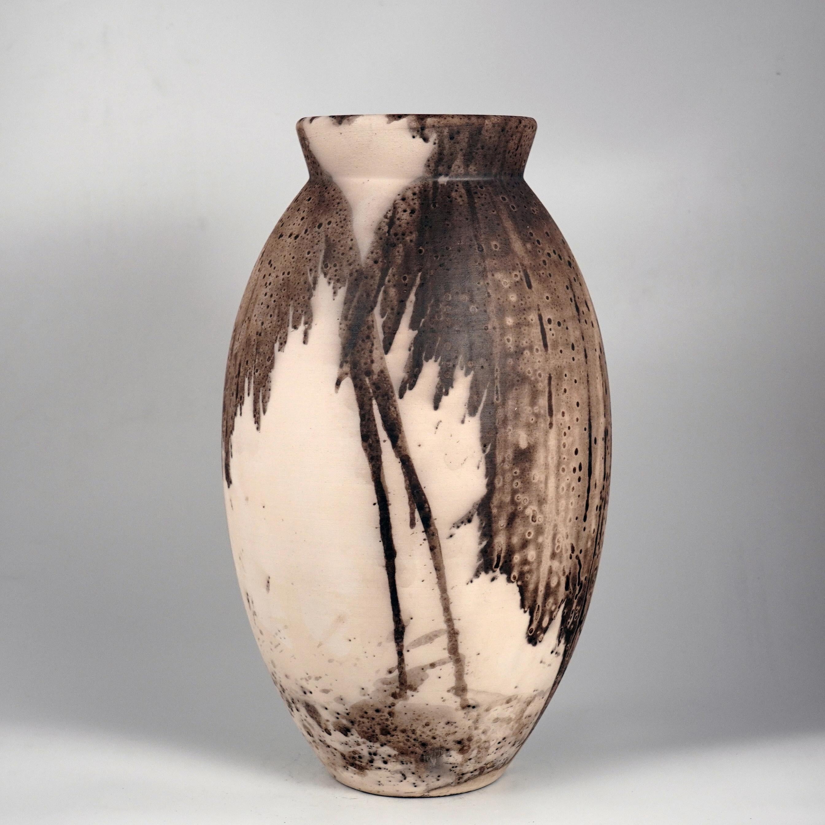 Il Vaso Ovale è un vaso alto a forma di goccia, ideale per aggiungere un tocco di eleganza e di curiosità a uno spazio interno. Realizzato con la tecnica Raku, diventa facilmente un ottimo spunto di conversazione.

L'Obvara è una tecnica di cottura