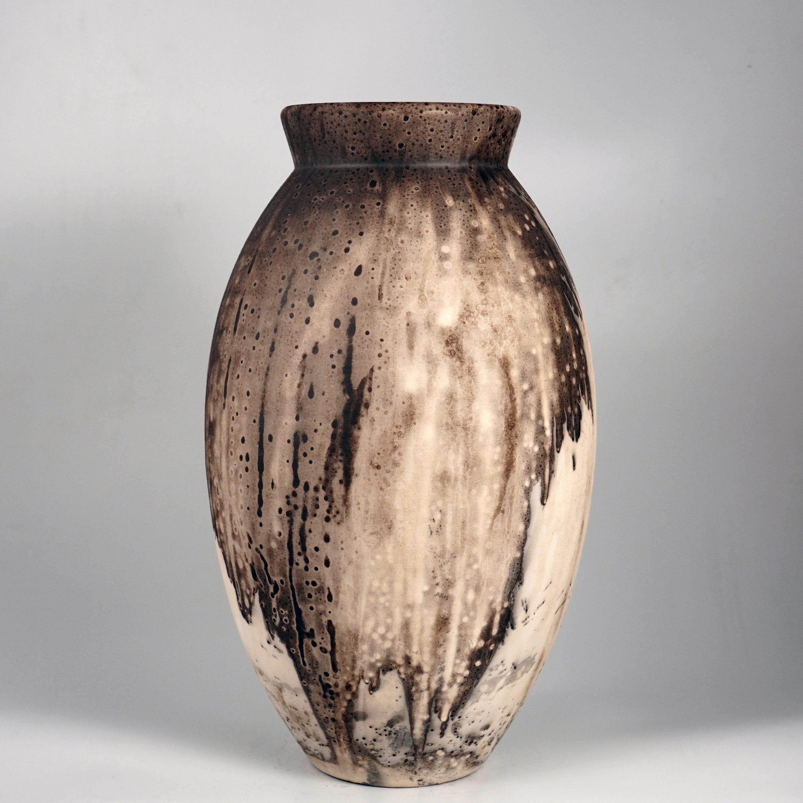 Moderno Vaso ovale grande cotto Raaquu Raku S/N0000875 Centerpiece Art Series, Malesia in vendita