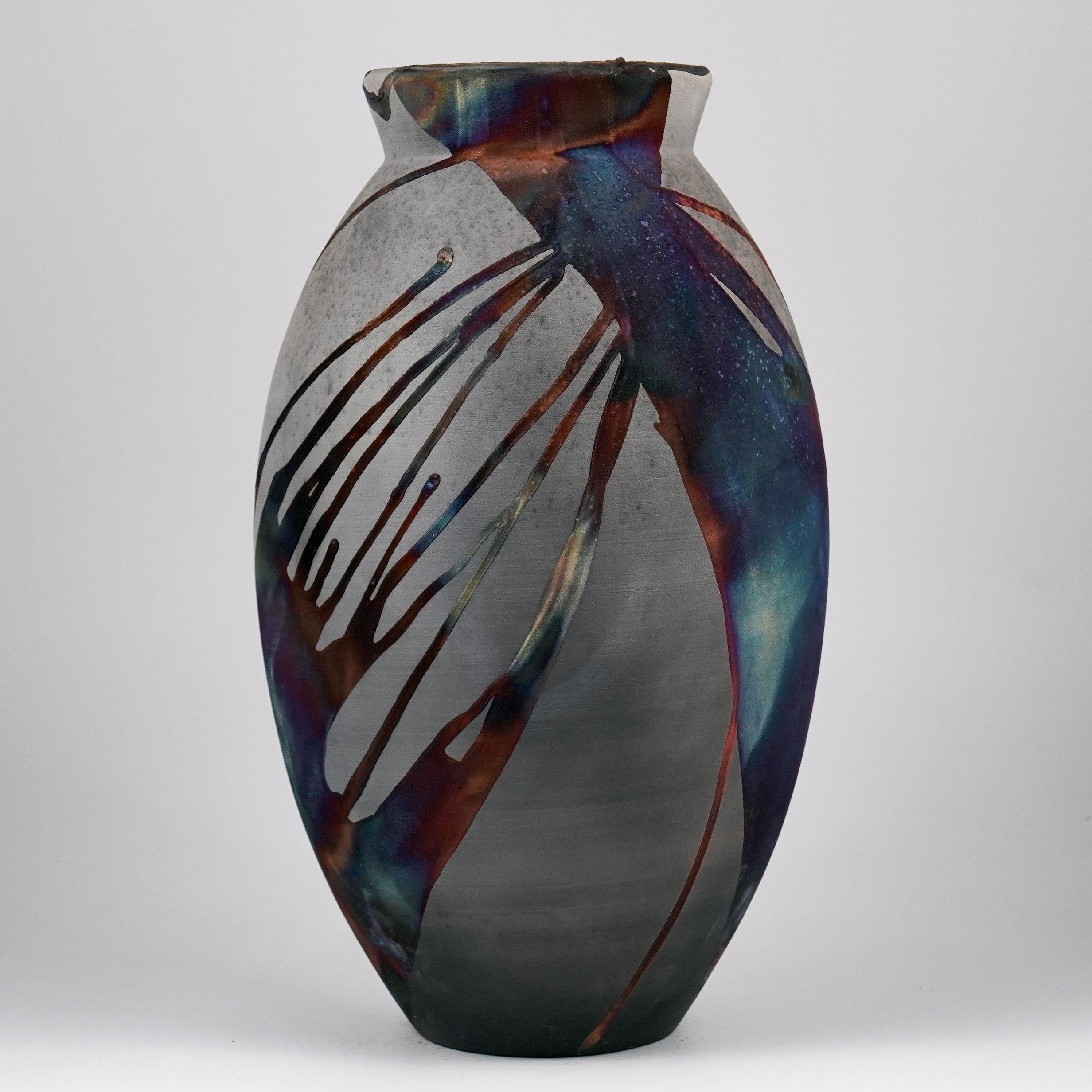 Uno spettacolo ipnotico da ammirare non appena le patine arcobaleno catturano la tua attenzione. Il vaso ovale è un vaso alto, a forma di goccia, ideale per aggiungere un tocco di eleganza e di curiosità a un ambiente interno. Realizzato con la