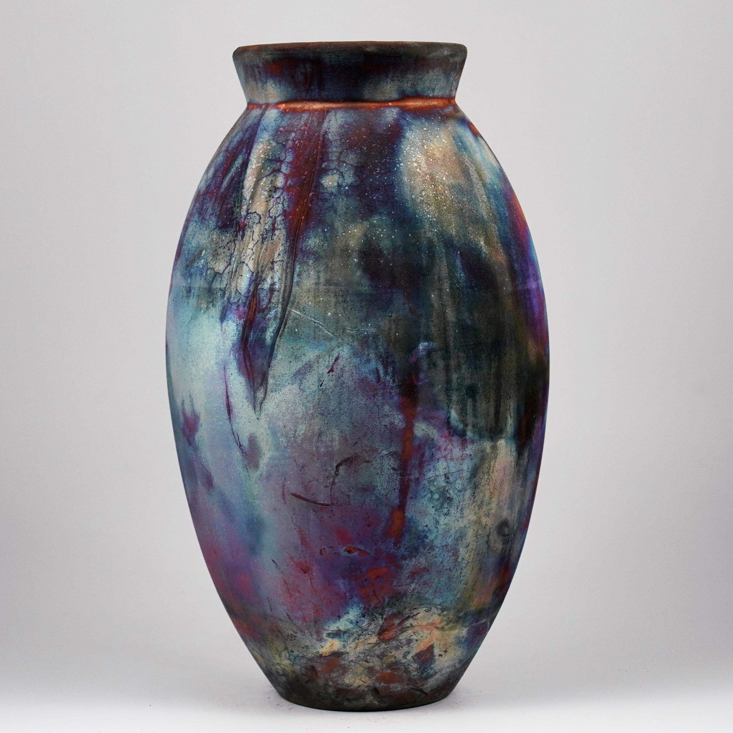 Uno spettacolo ipnotico da ammirare non appena le patine arcobaleno catturano la tua attenzione. Il Vaso Ovale è un vaso alto a forma di goccia, ideale per aggiungere un tocco di eleganza e di curiosità a uno spazio interno. Realizzato con la