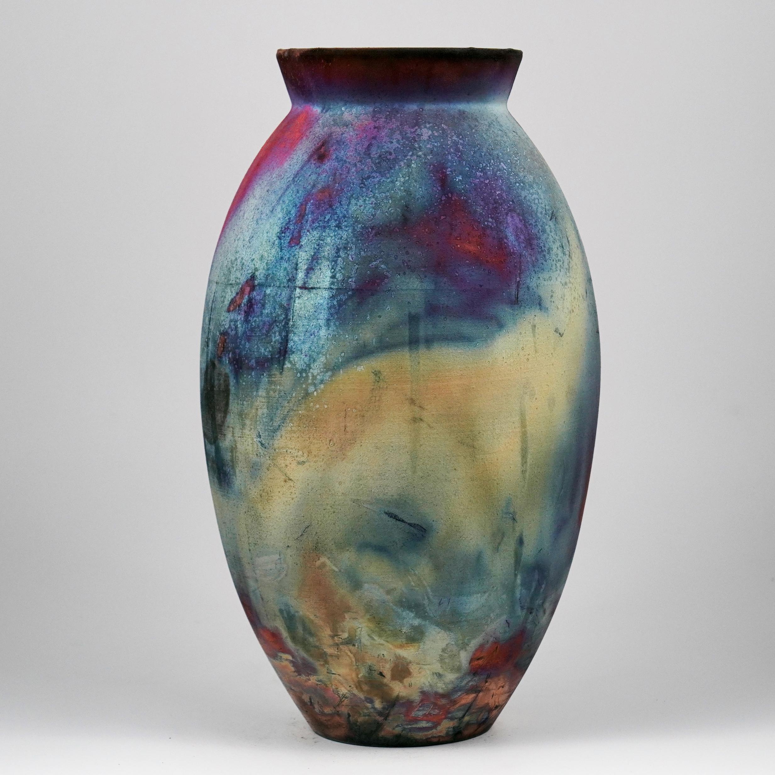 Uno spettacolo ipnotico da ammirare non appena le patine arcobaleno catturano la tua attenzione. Il Vaso Ovale è un vaso alto a forma di goccia, ideale per aggiungere un tocco di eleganza e di curiosità a uno spazio interno. Realizzato con la