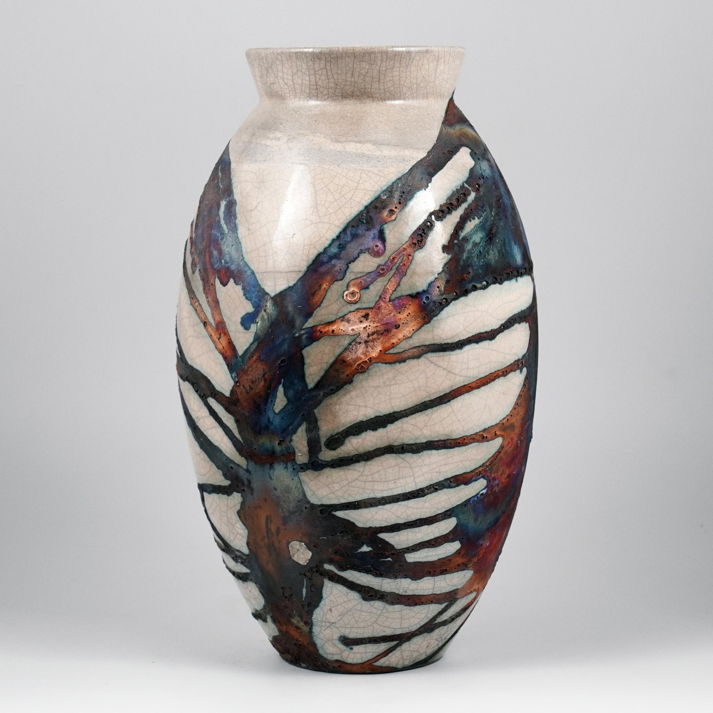 Uno spettacolo ipnotico da ammirare non appena le patine arcobaleno catturano la tua attenzione. Il Vaso Ovale è un vaso alto a forma di goccia, ideale per aggiungere un tocco di eleganza e di curiosità a uno spazio interno. Realizzato con la