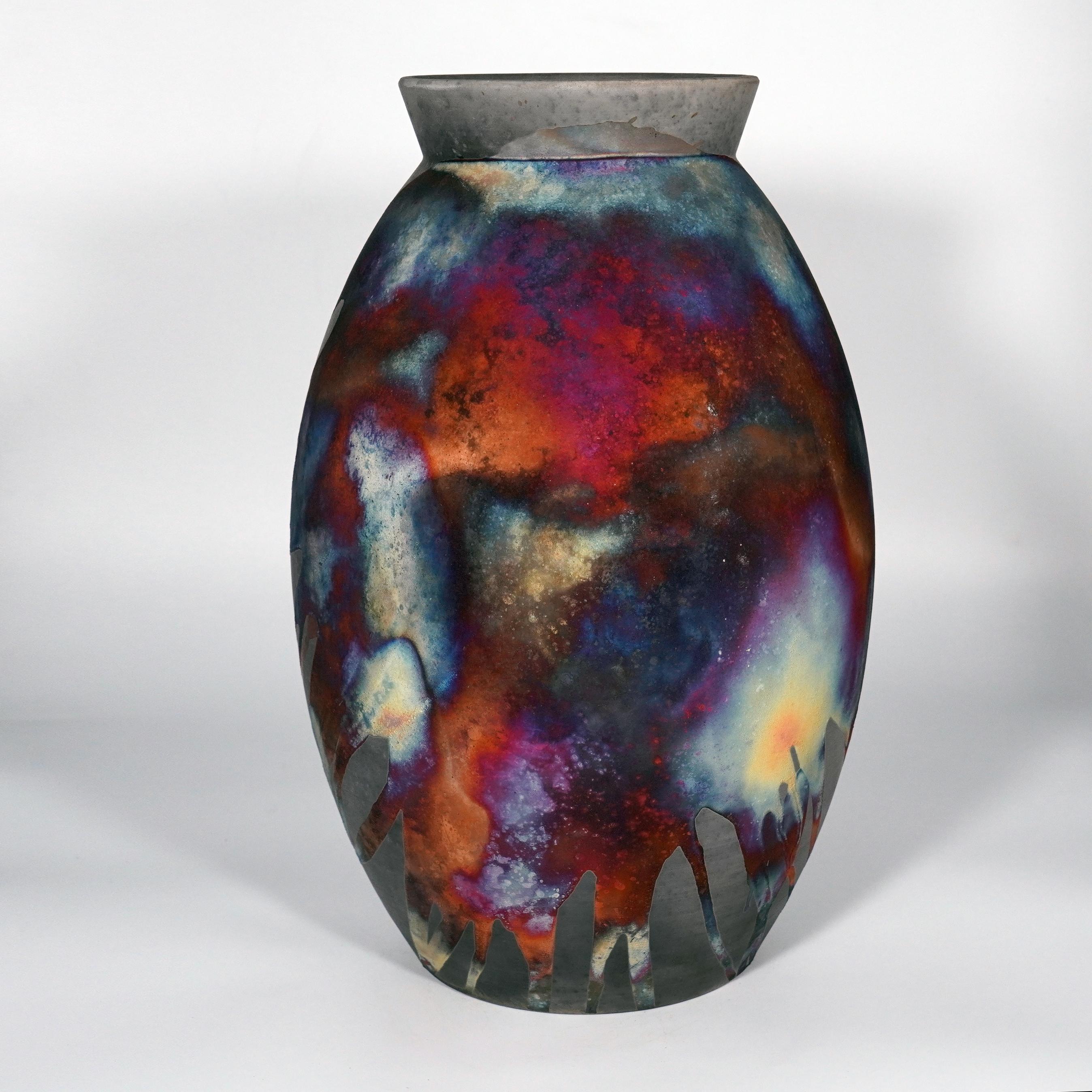 Un spectacle fascinant à contempler dès que les patines en forme d'arc-en-ciel attirent votre attention. Le vase ovale ADS est un vase haut en forme de goutte d'eau, idéal pour ajouter une touche d'élégance et d'intrigue à un espace intérieur.
