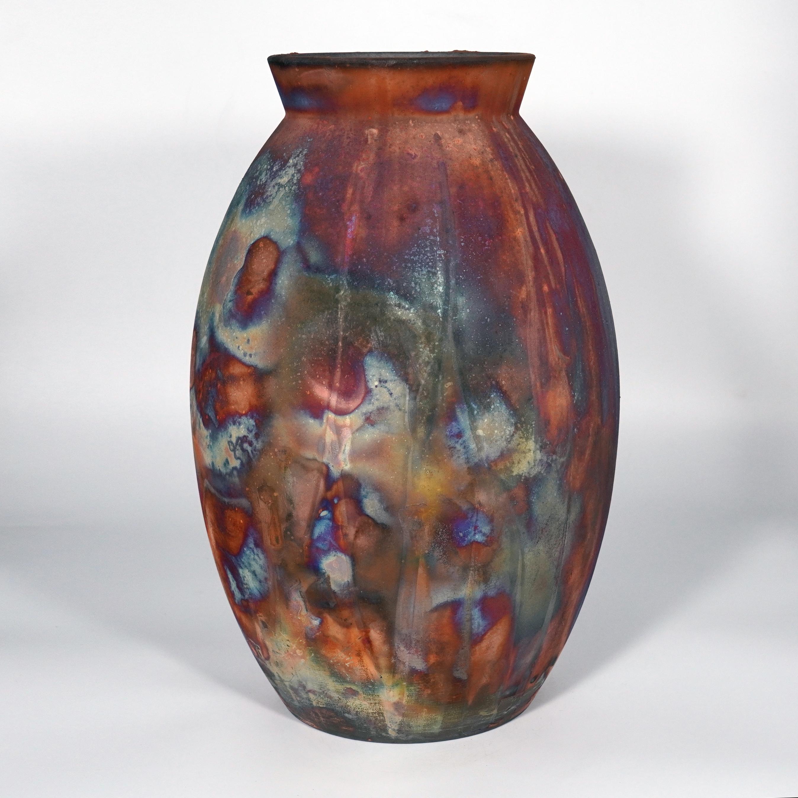 Un spectacle fascinant à contempler dès que les patines en forme d'arc-en-ciel attirent votre attention. Le vase ovale ADS est un vase haut en forme de goutte d'eau, idéal pour ajouter une touche d'élégance et d'intrigue à un espace intérieur.