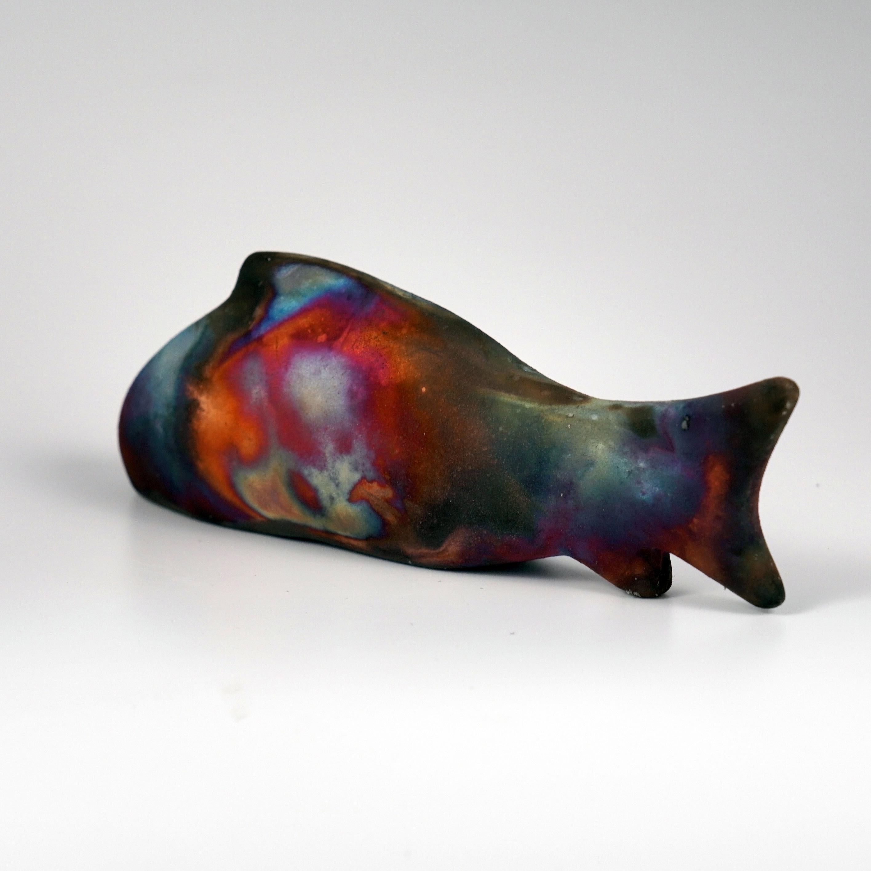 Moderno Mini scultura di pesce in ceramica RAAQUU Sakana Raku - rame opaco in vendita