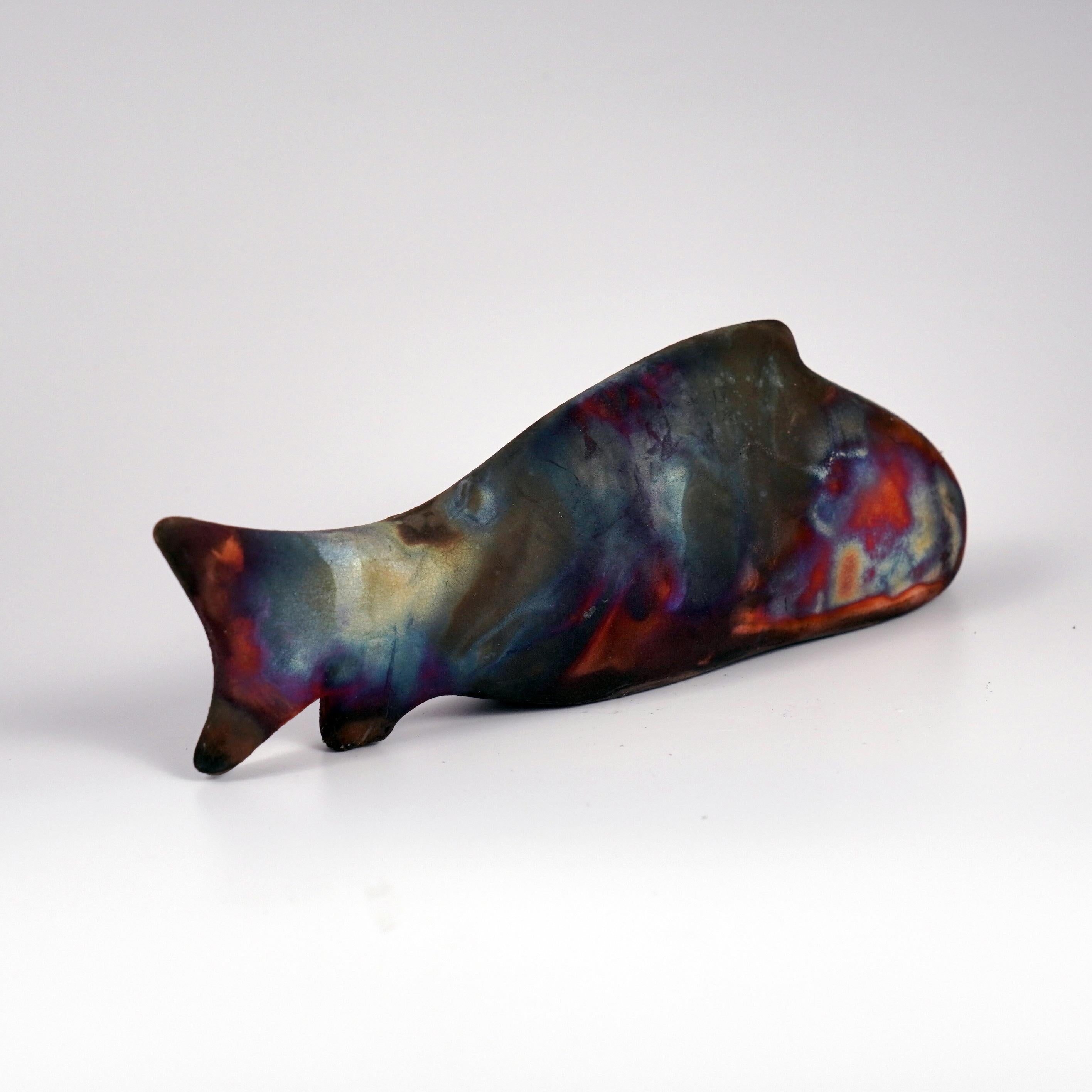 Cotto in fornace Mini scultura di pesce in ceramica RAAQUU Sakana Raku - rame opaco in vendita