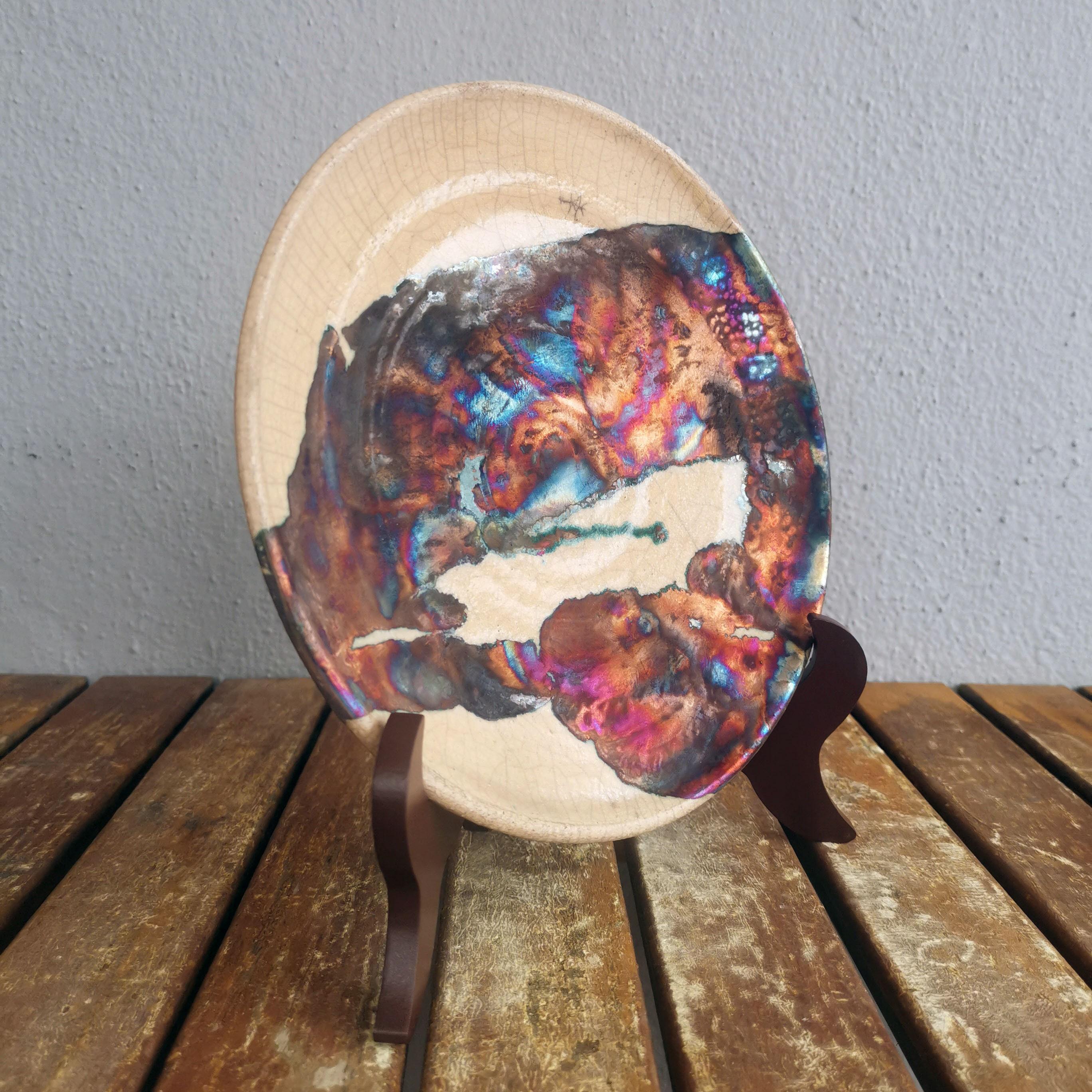 Sara ~ (皿) Piatto

I nostri piatti decorativi in ceramica raku Sara sono un'espressione del Raku in una delle sue forme più visibili, una superficie circolare piatta. I nostri piatti Sara sono ideali per essere appesi alla parete come pezzo forte,