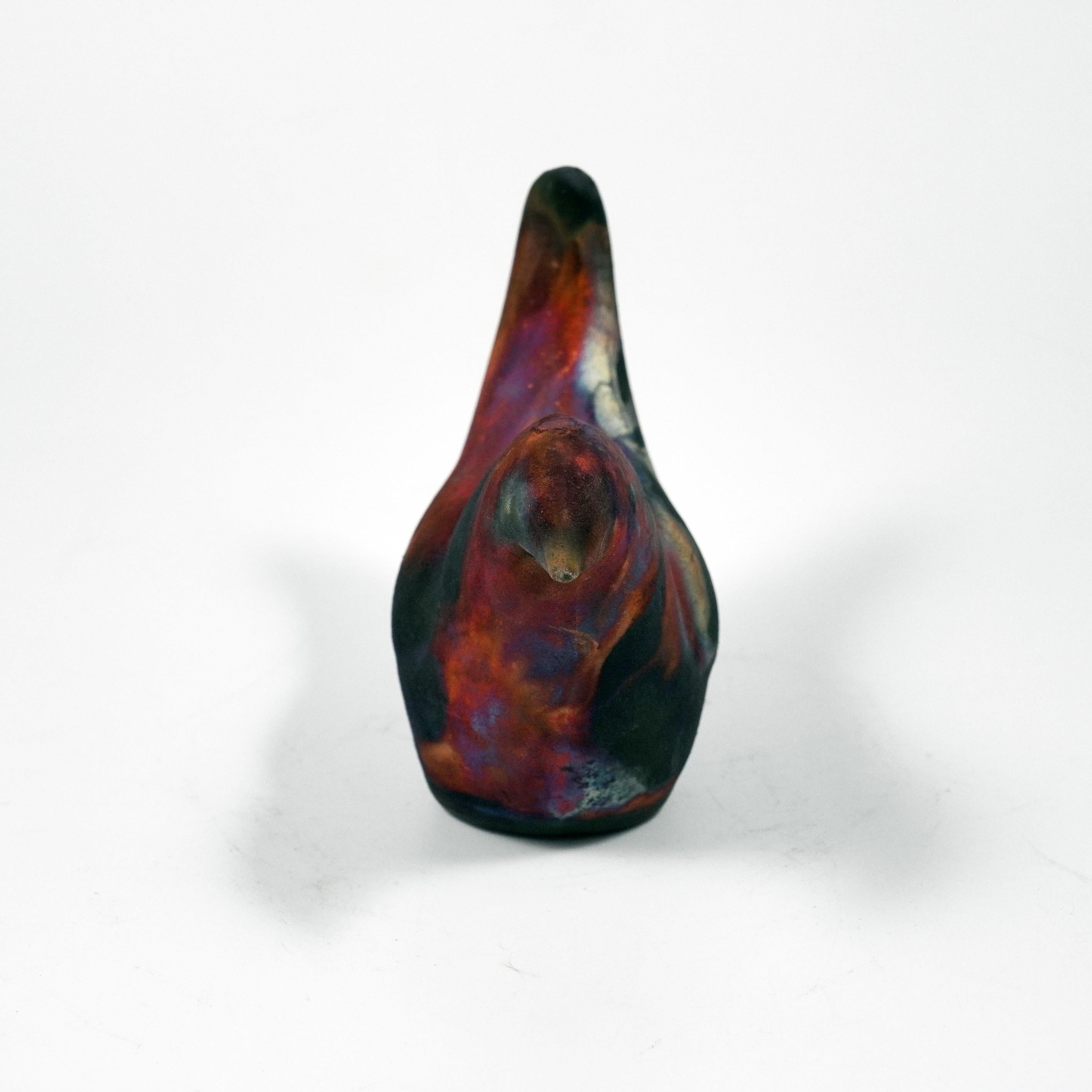 Moderno Mini scultura di uccello in ceramica raku di RAAQUU Tori - rame opaco in vendita