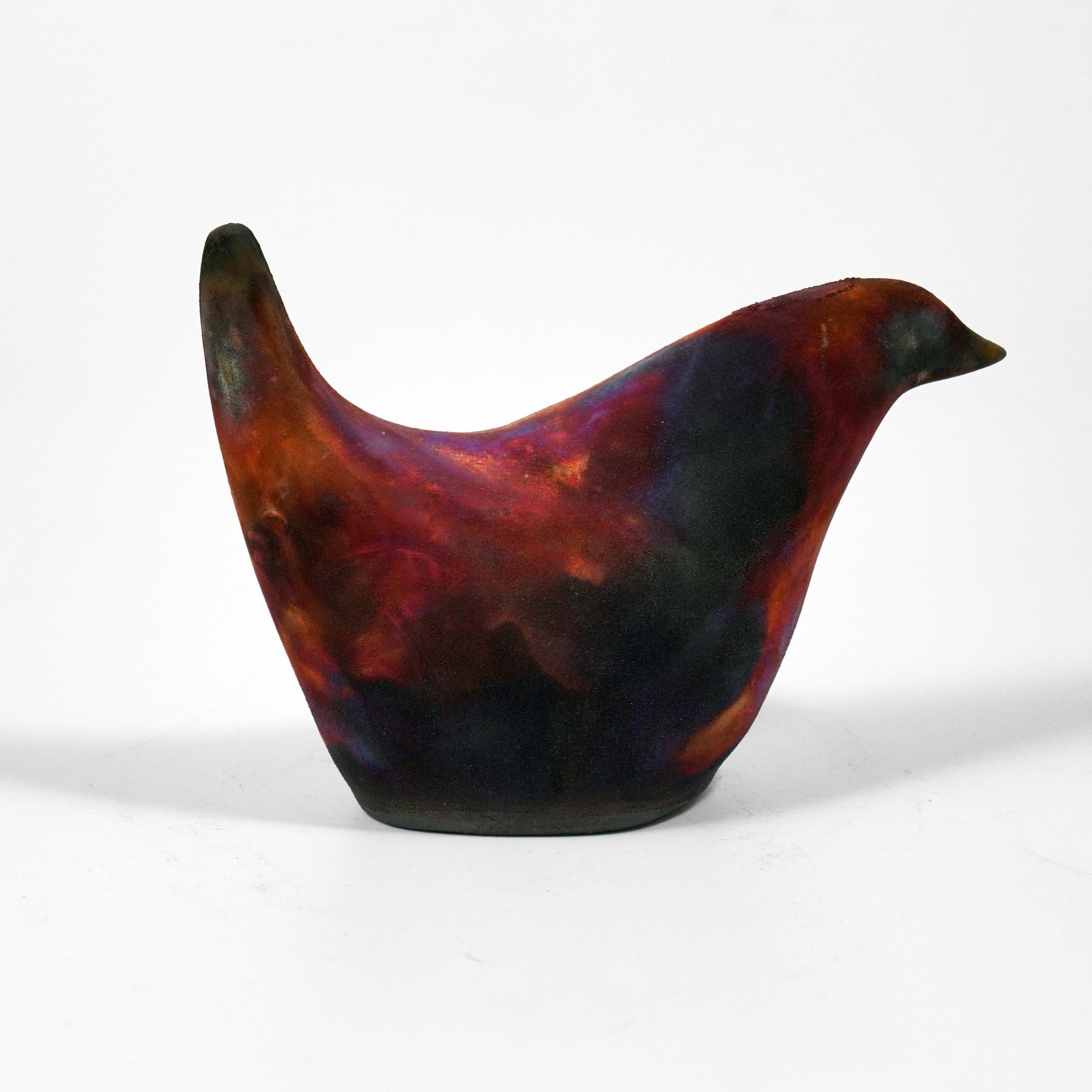 Malese Mini scultura di uccello in ceramica raku di RAAQUU Tori - rame opaco in vendita