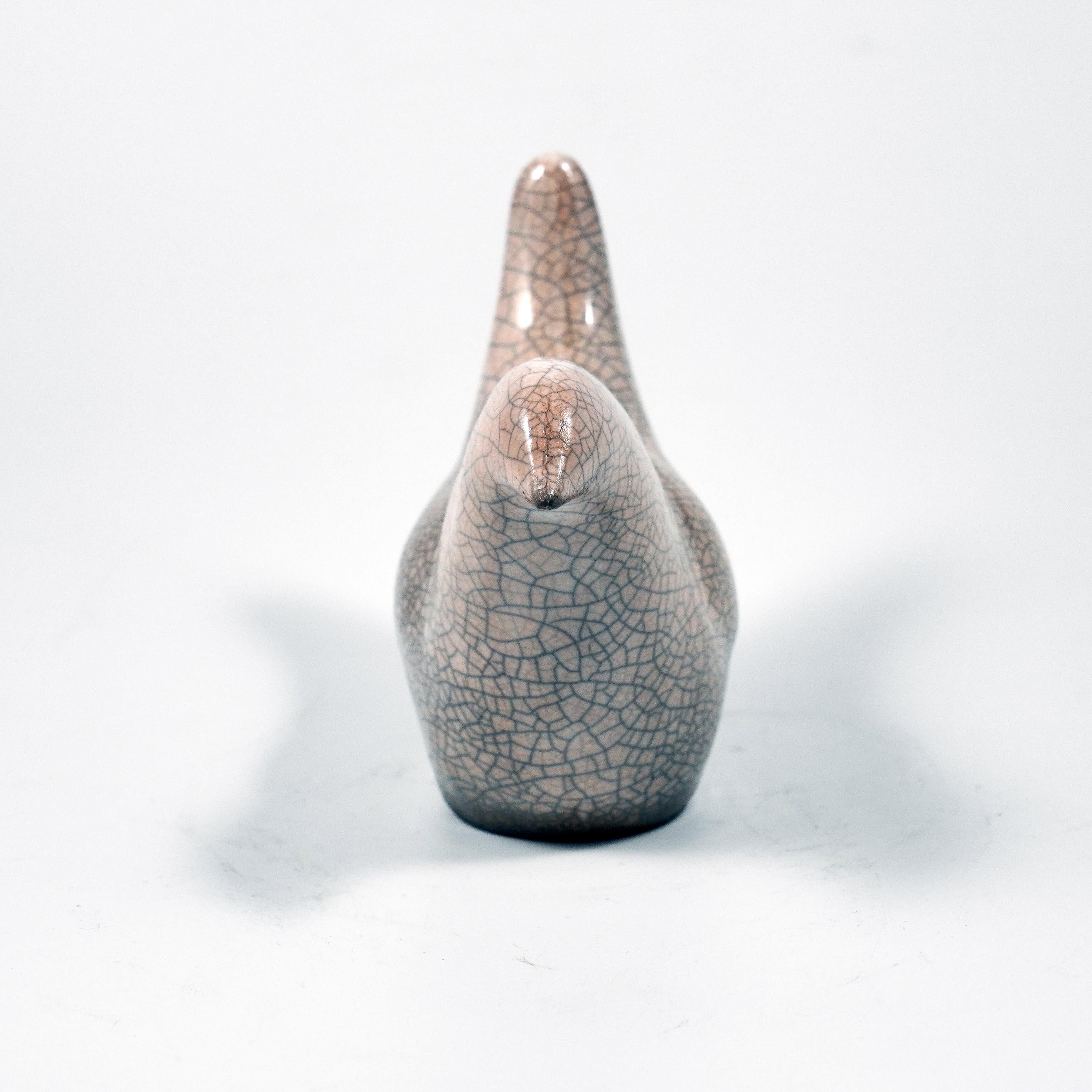 Questa statuetta decorativa di uccello può essere posizionata sulla scrivania, sulla mensola del camino, sul piano di lavoro o sul tavolo della console, aggiungendo un'aria di natura alla tua casa. Questo simpatico pezzo trasuda uno spirito libero
