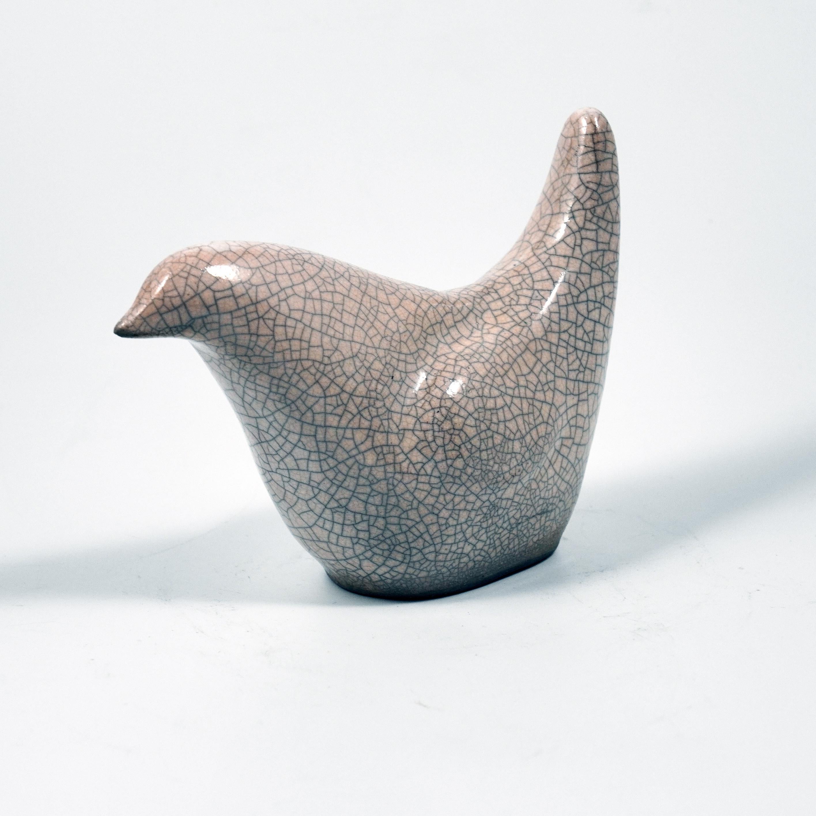 Moderno Mini scultura di uccello in ceramica RAAQUU Tori Raku - White Crackle in vendita