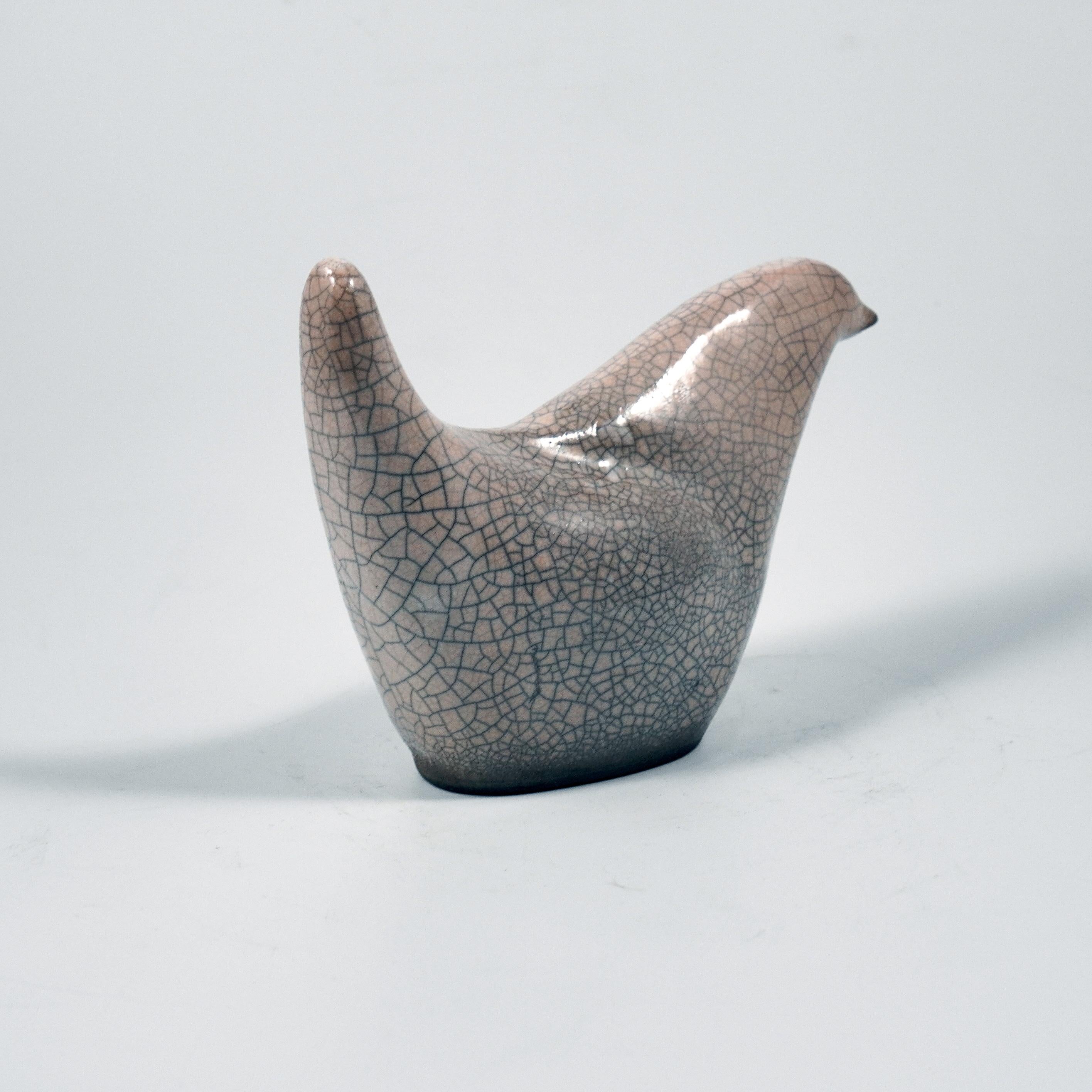 Cotto in fornace Mini scultura di uccello in ceramica RAAQUU Tori Raku - White Crackle in vendita