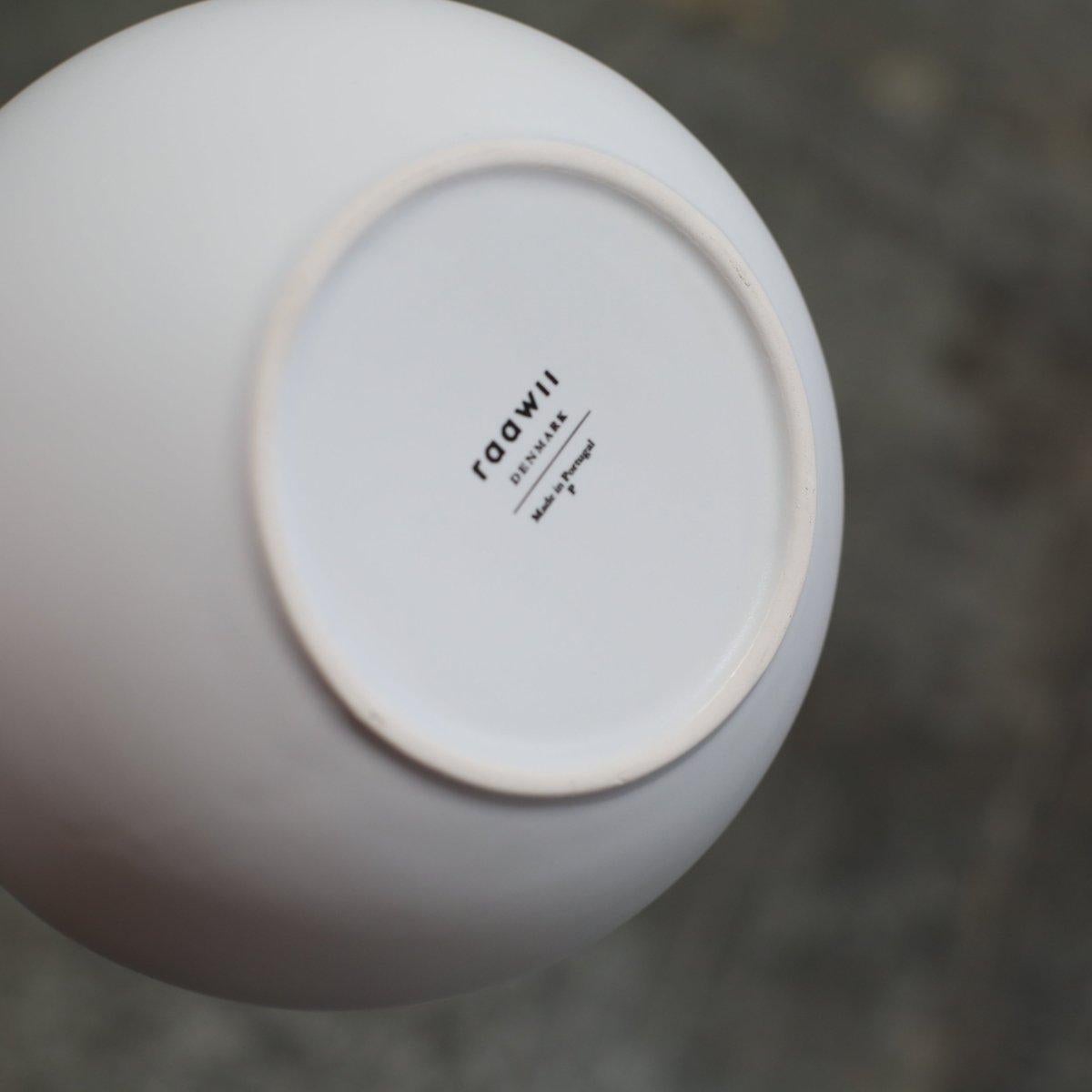 La cruche Raawii Strøm de Nicholai Hansen est une œuvre d'art fonctionnelle saisissante. Méticuleusement fabriqué en céramique, son design minimaliste et sa finition monochromatique en font un objet sculptural à part entière. Les lignes épurées et