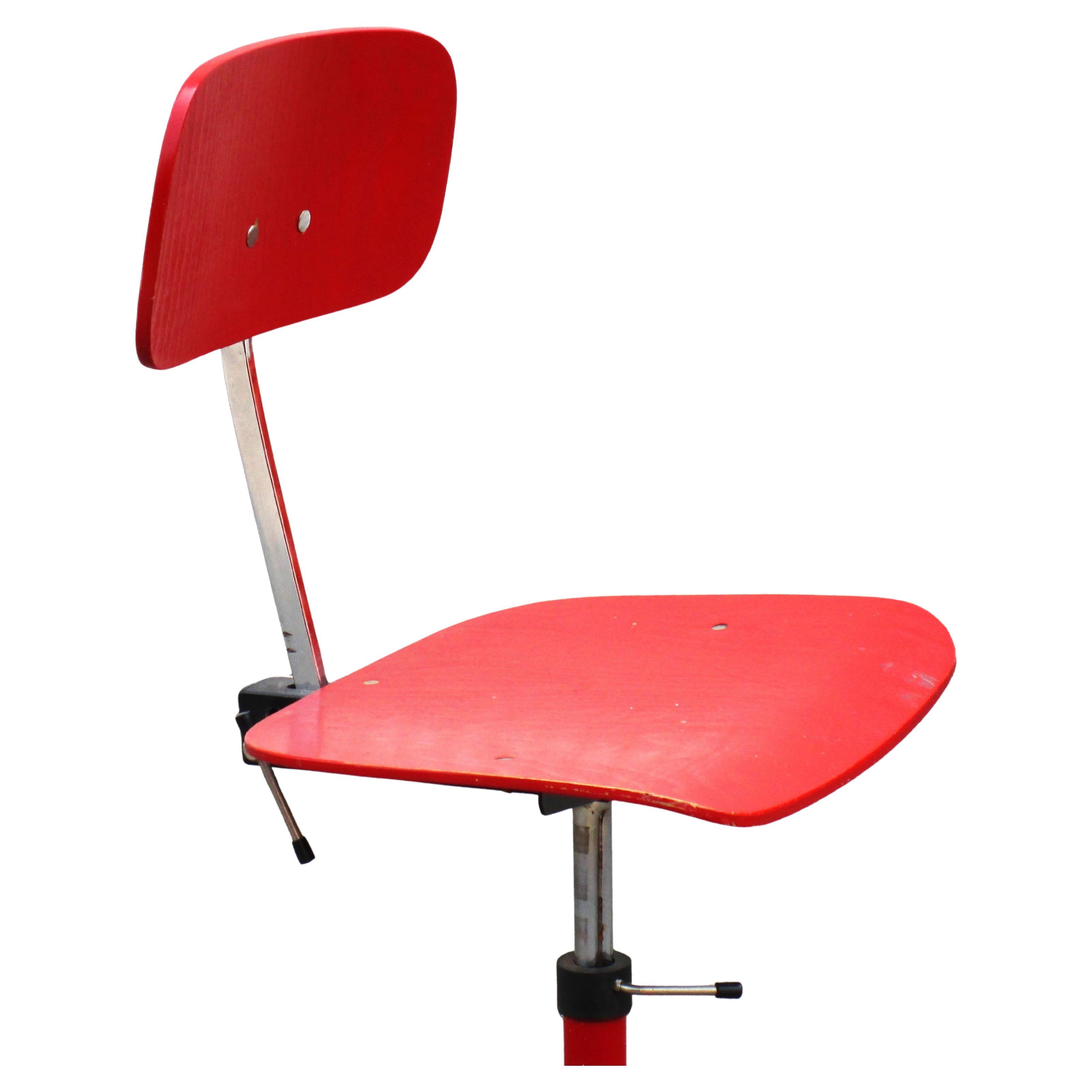 Chaise de bureau d'architecte pivotante et roulante KEVI en bois et métal de Rabami Stole, conçue par Jorgen Rasmussen, dans sa finition originale rouge cerise. Signé sur le support plastique arrière / numéros estampillés sur le dessous du siège.