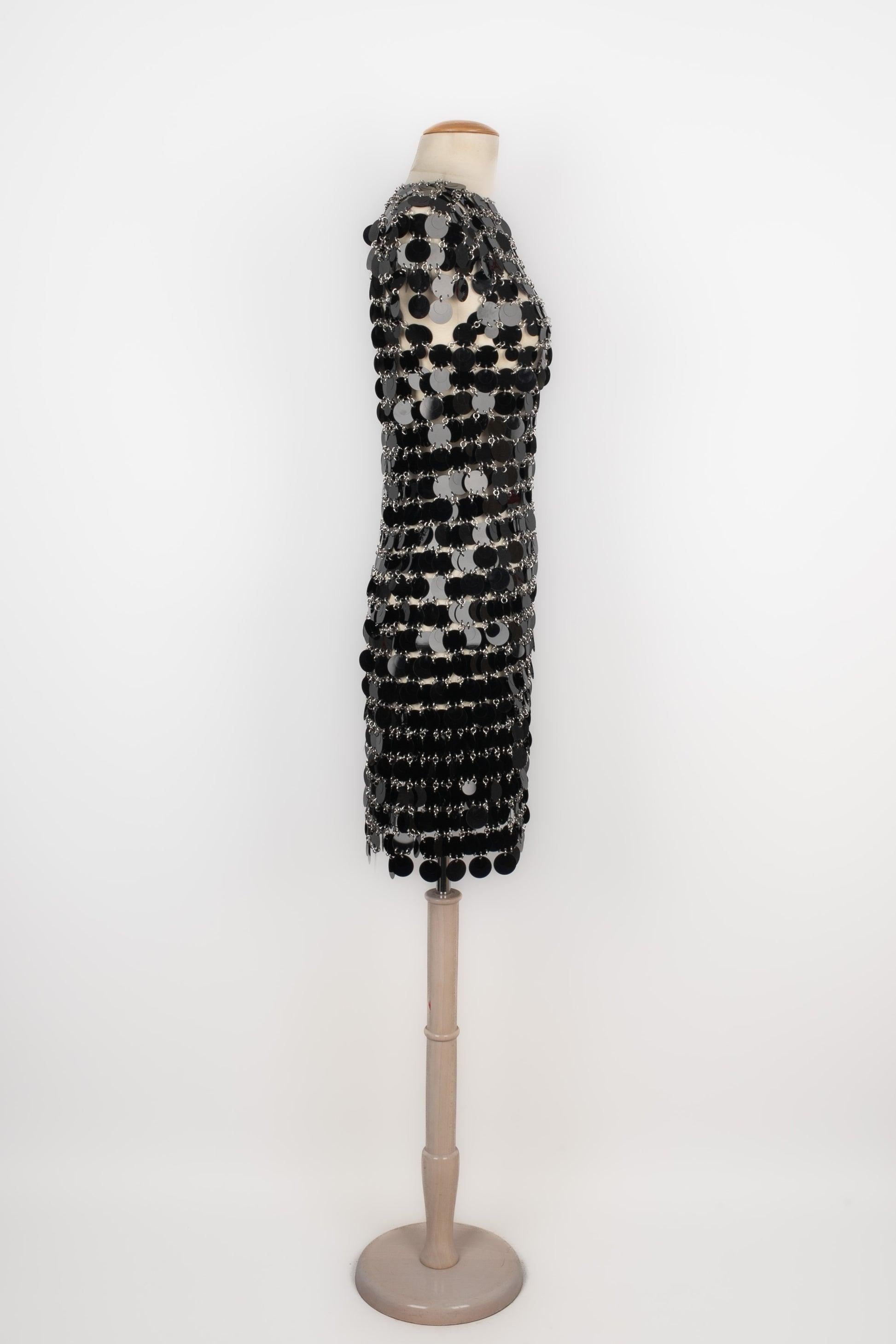 Paco Rabanne -Black celluloid pastilles dress hold together with silvery metal rings. No size indicated, it fits a 34FR/36FR.

Additional information:
Condition: Very good condition
Dimensions: Chest: 38 cm - Length: 93 cm

Seller Reference: VR199
