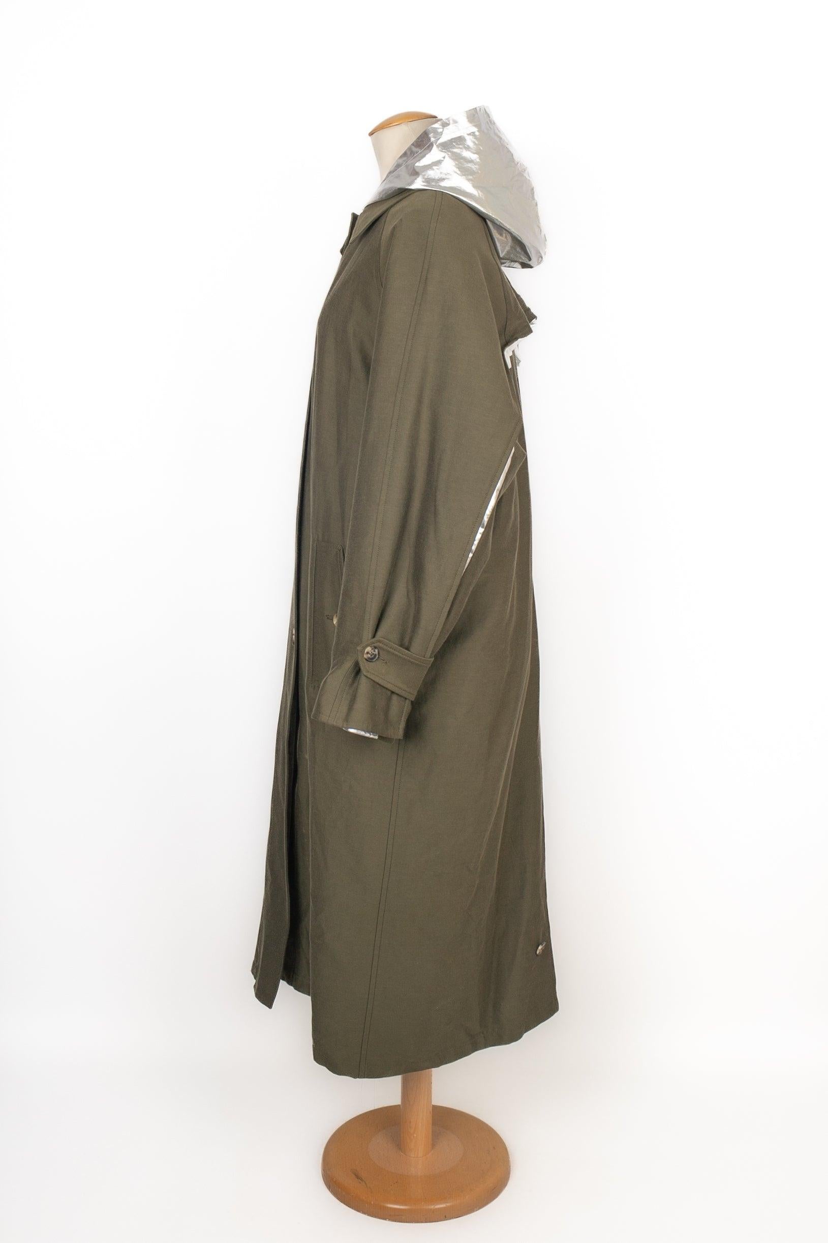 PACO RABANNE - Khaki hooded parka coat. The bottom of the sleeves is made of silvery metallic fabric. No size indicated, it fits an L. 2021 circa Collection.

Additional information:
Condition: Very good condition
Dimensions: Shoulder width: 46 cm -