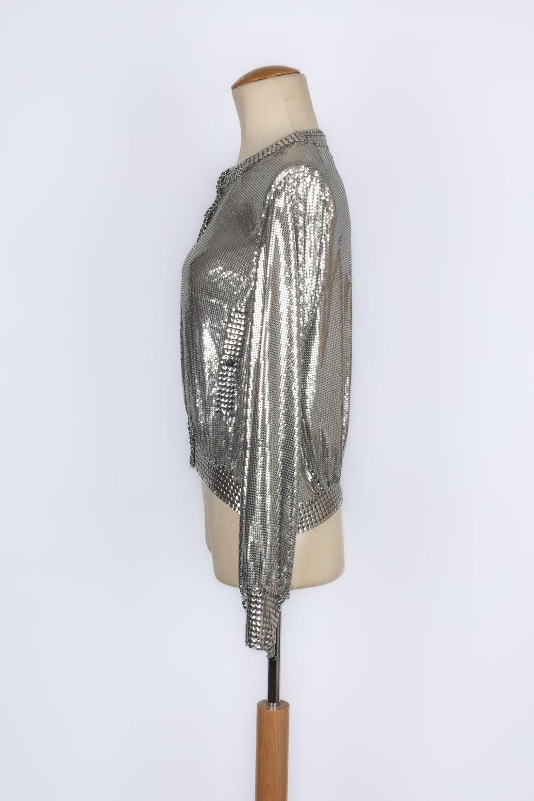 Paco Rabanne - Silvery metallic mesh jacket. Size 36FR indicated. 2023 circa Collection, under the direction of Julien Dossena.

Additional information:
Condition: Very good condition
Dimensions: Shoulder width: 39 cm - Chest: 54 cm - Sleeve length: