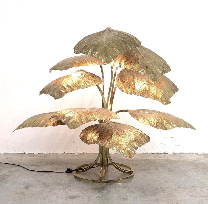 Impressive floor lamp designed by Carlo Giorgi for Bottega Gadda, Italy in the 1970s, 
composed by nine leaves mounted on ball joints and hidden six electric bulbs, made entirely of polished brass.
  