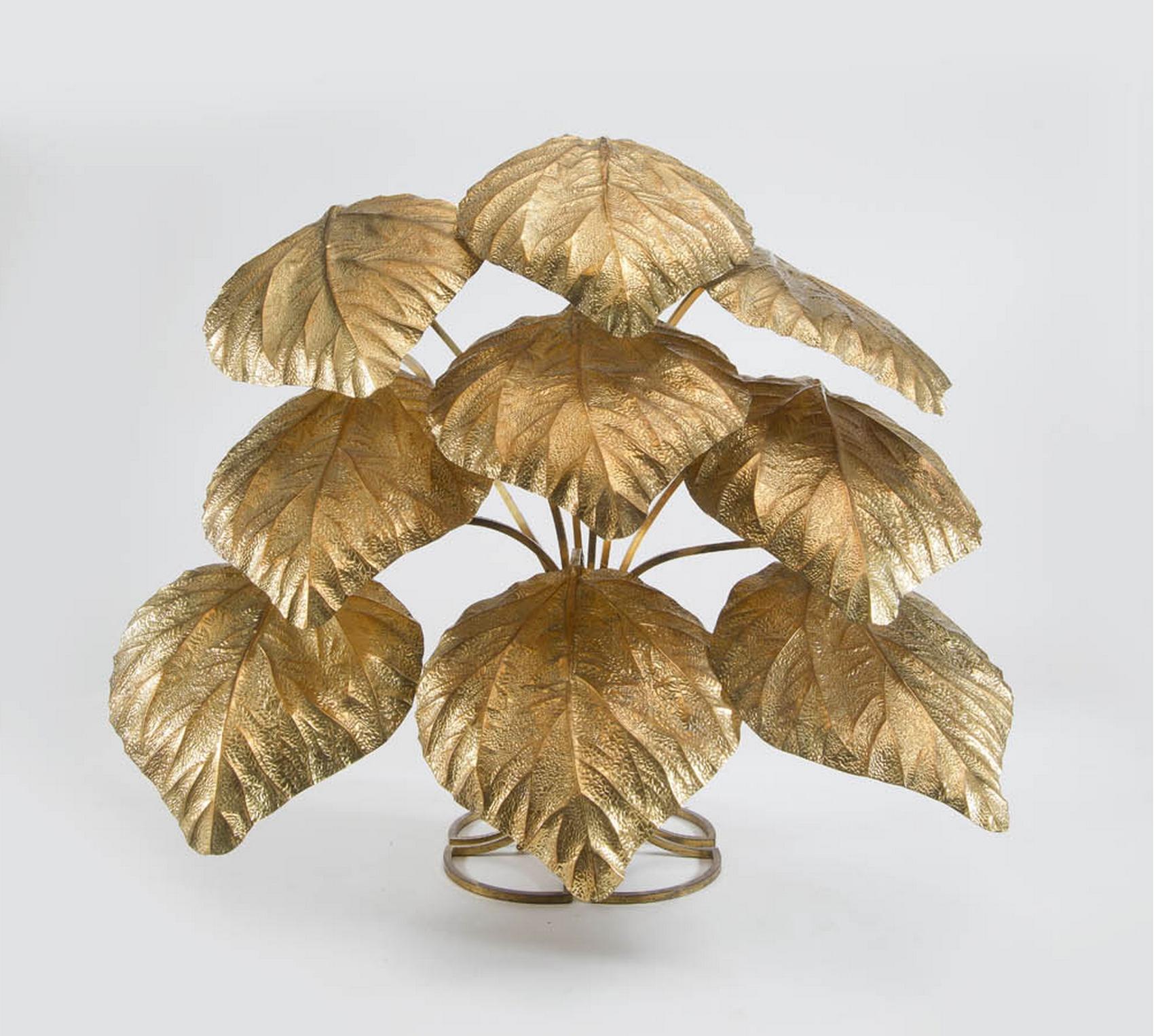 Impressive floor lamp designed by Carlo Giorgi for Bottega Gadda, Italy in the 1970s, composed by nine leaves mounted on ball joints and hidden six electric bulbs, made entirely of polished brass.

Measures: Width: 50 in
Height: 51.18 in
Depth:
