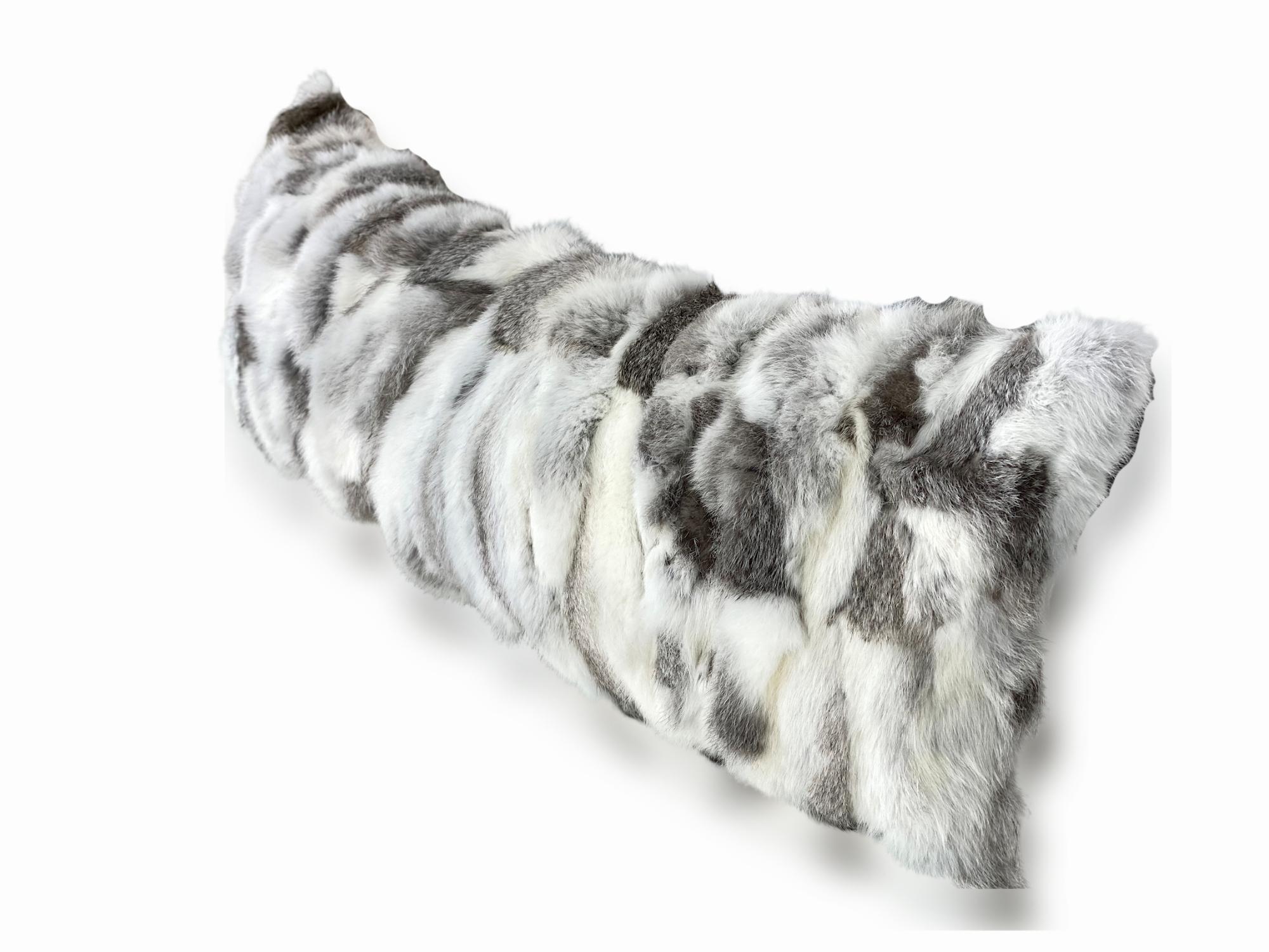 Lussuoso e decadente, questo cuscino da camera in pelliccia abbraccia uno stile naturale. Realizzato a mano con pellicce di coniglio di provenienza etica, il cuscino lombare lungo è splendido se distribuito su un letto da solo o con altri cuscini